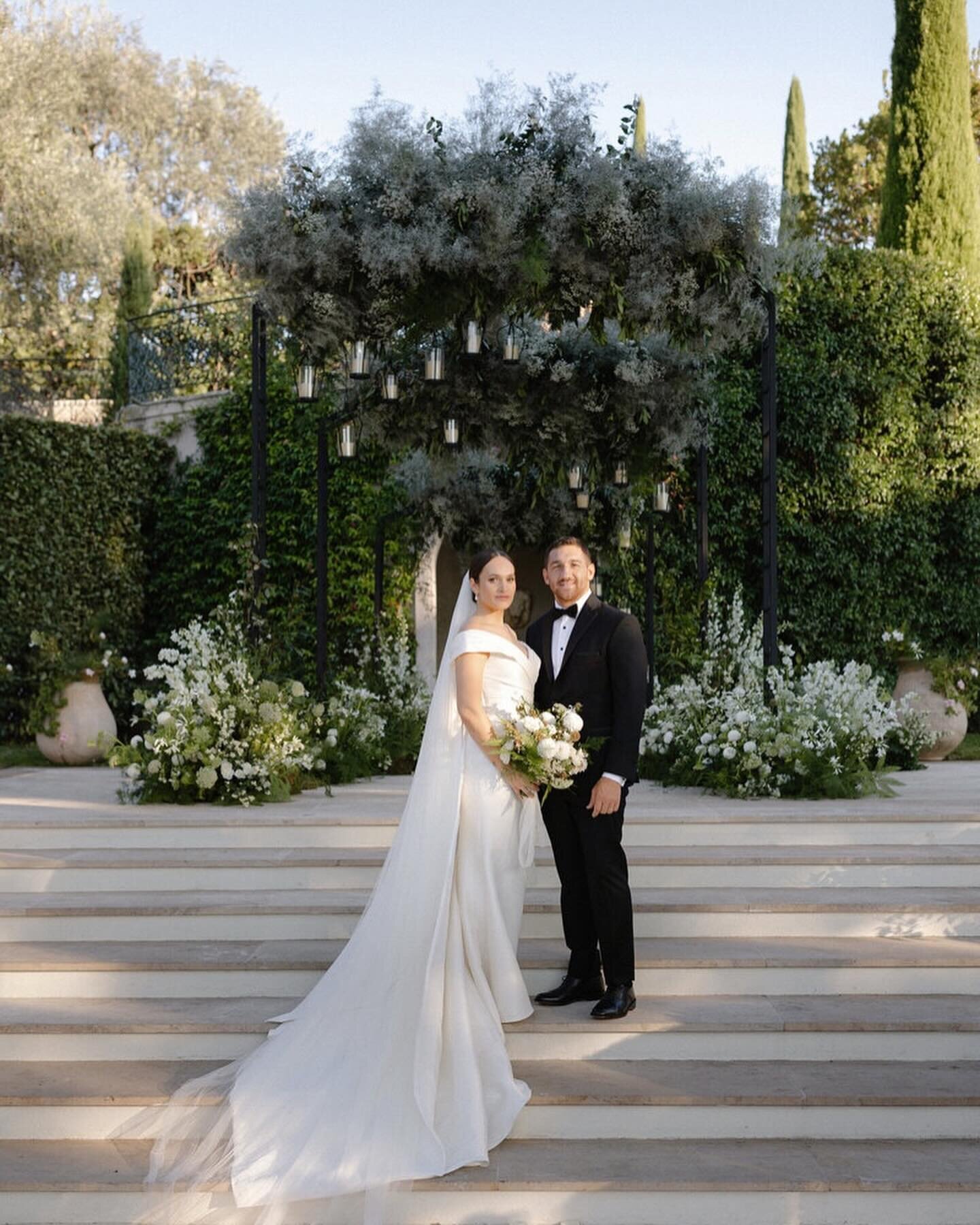 What better than a 3 parts arch to create the perfect whimsical cocoon for the vows area. 
A spectacular 3.5 meters tall arch made of flowers and candles for a breathtaking ceremony. Let&rsquo;s see how we designed it, hand in hand with the @lavender