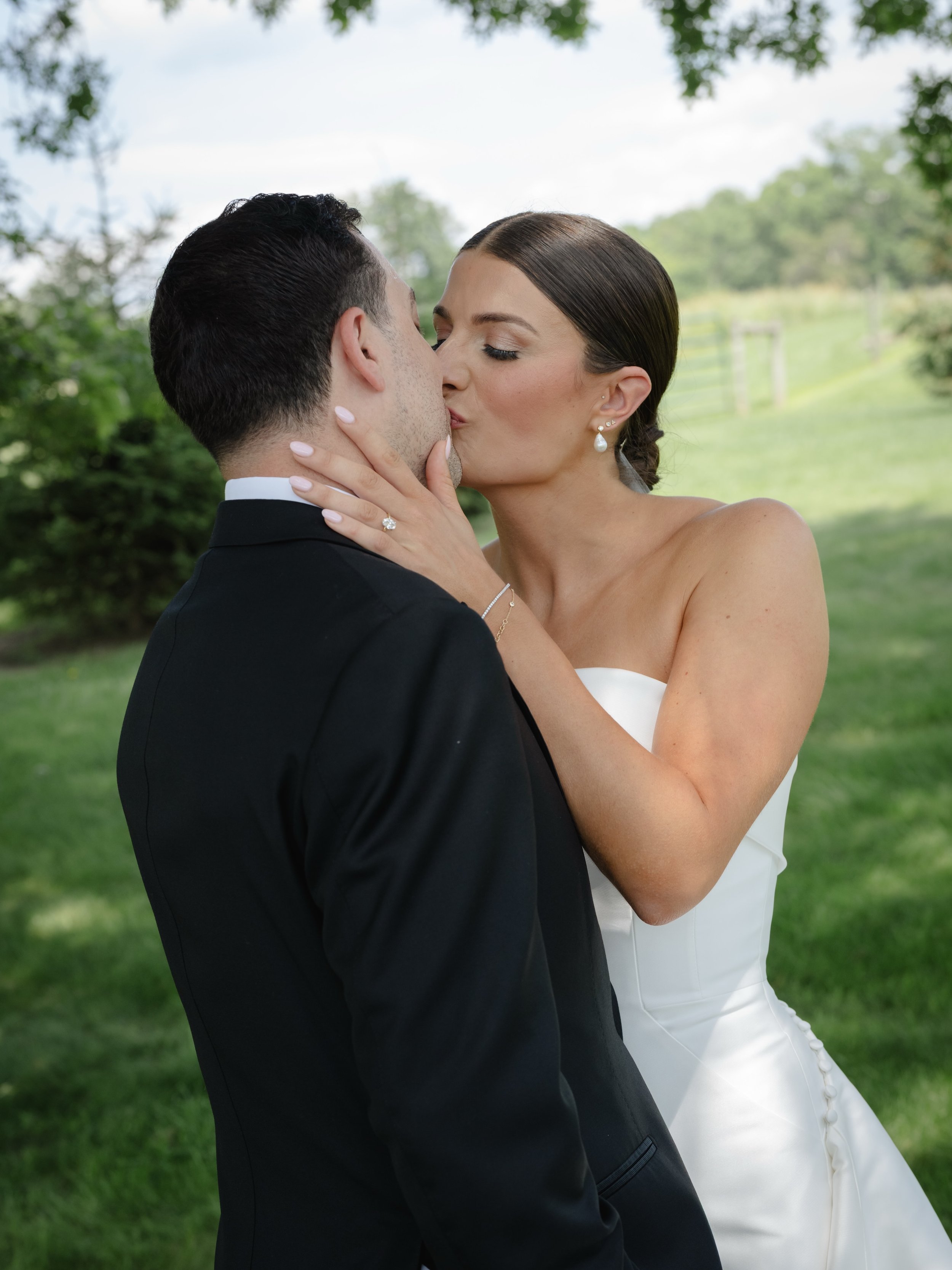 Tori &amp; Michael 🤍 
A little flash back Friday of this stunning wedding &amp; bride from last june at the incredible @ankonycarriagehouse 

Photography @monikaeisenbart