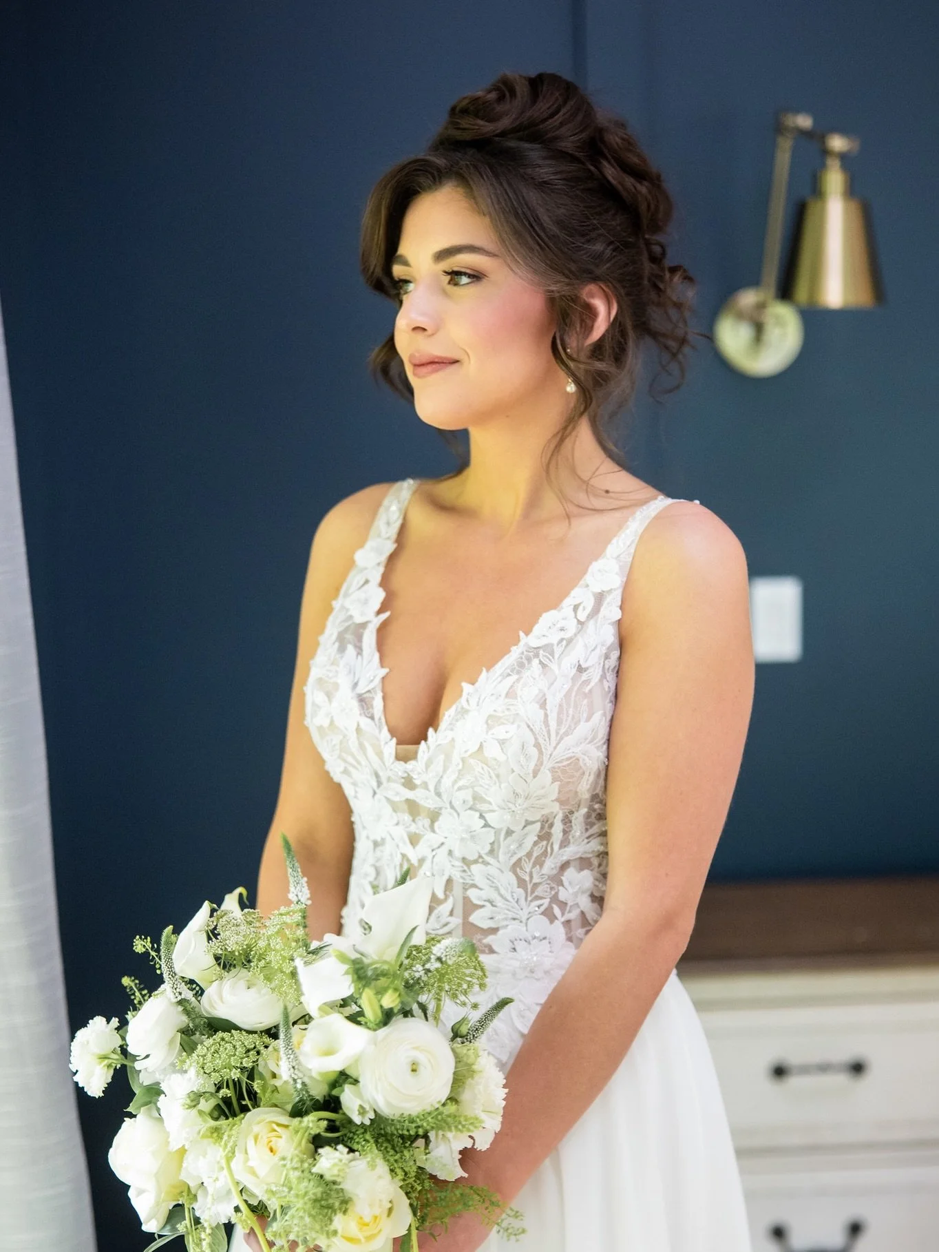 Erica 🤍

Soft, luminous makeup paired with a timeless romantic updo, thoughtfully created to enhance her natural beauty and feel completely like her.

We absolutely loved being part of Erica&rsquo;s wedding morning. She is such a sweet soul and was 