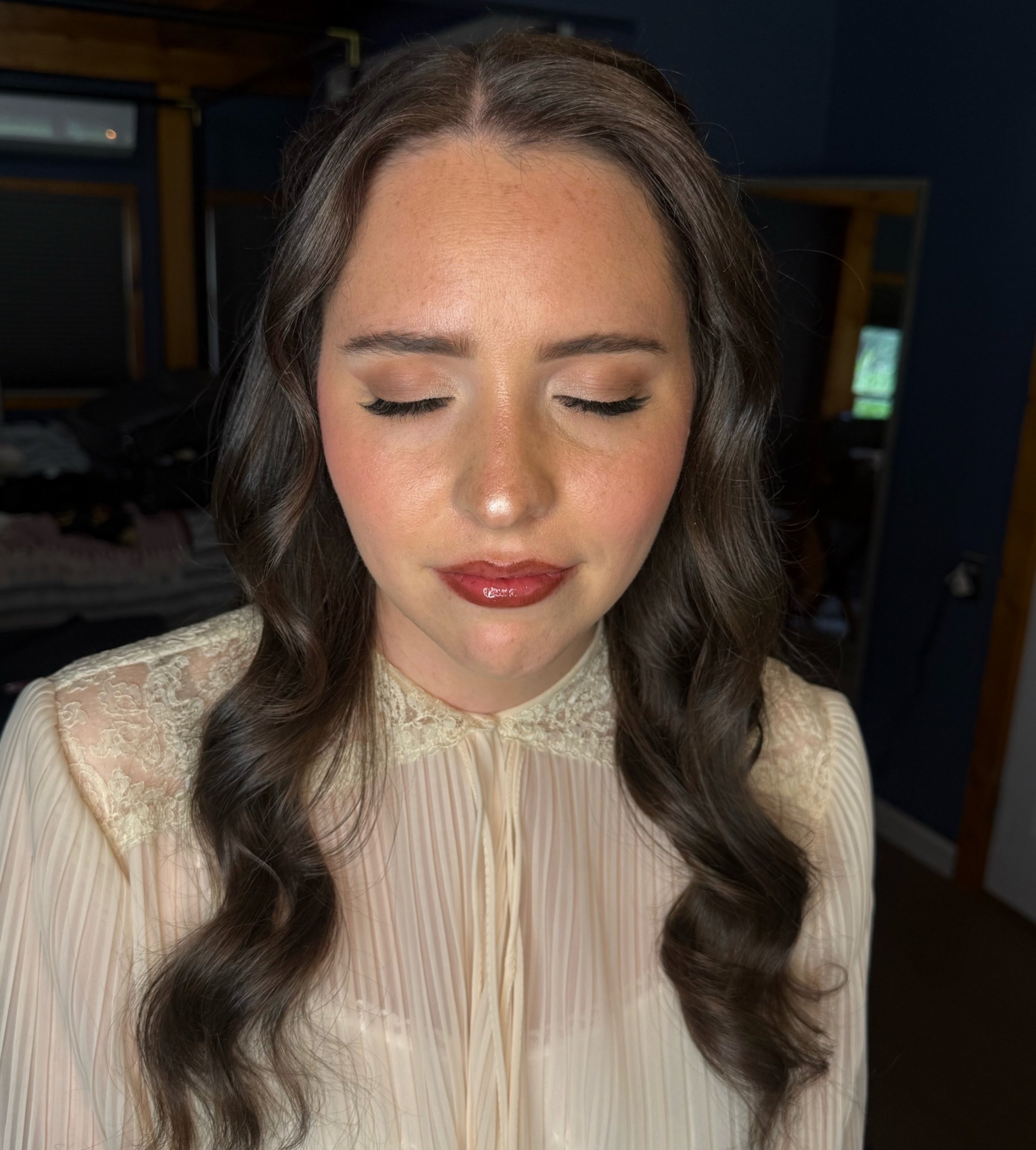 Katie 🤍

Soft, romantic bridal beauty with the dreamiest skin.

We started with our luxury priming mask to deeply hydrate and prep the skin before makeup, which gave us the perfect canvas for a sheer, skin-like base. The goal was fresh, luminous ski