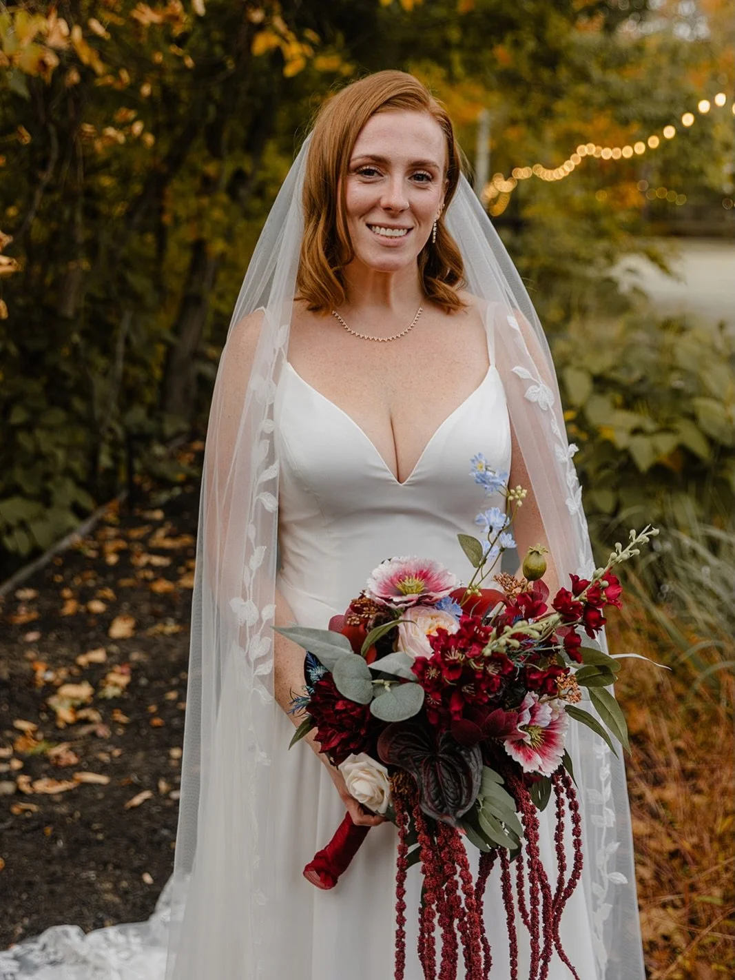 Sam. 😍 This bride was all about the skin and honestly, same.

She booked the Glowing Package, so we did the full skin prep, red light, massage, all of it. And then basically NO foundation. That glow is her actual skin, prepped right. Just a soft lig