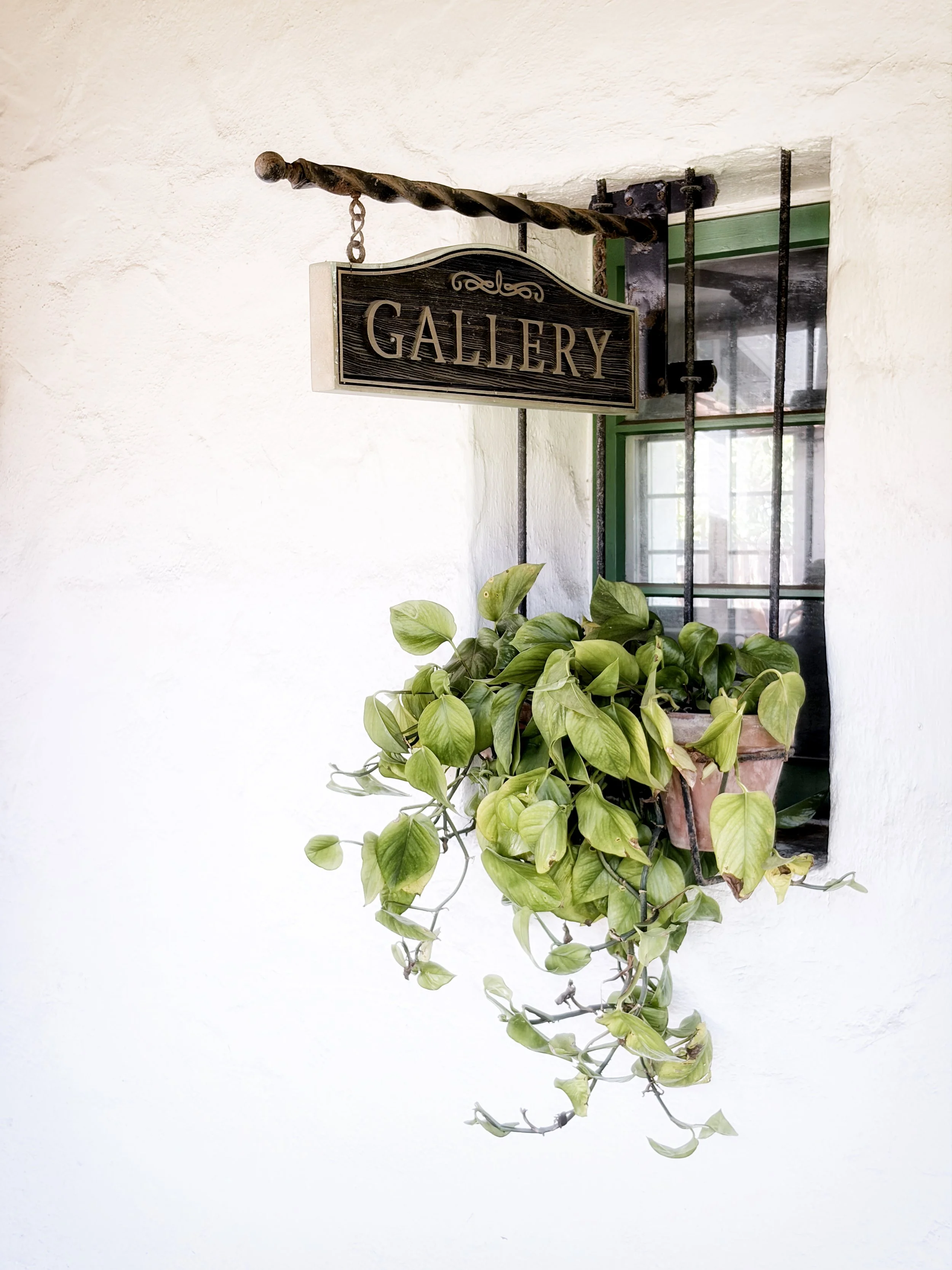 Photo of the gallery sign at Casa Romantica