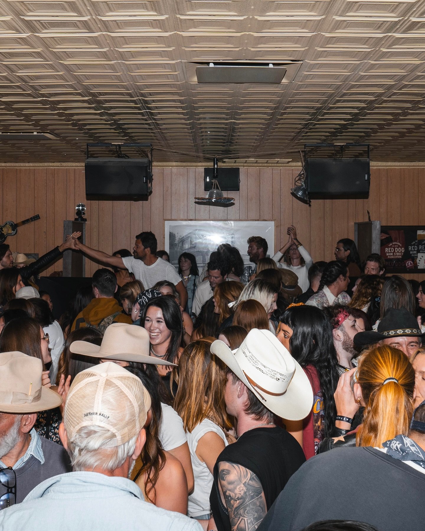 This weekend at the Red Dog 🐕 

Tonight from 5-8pm, catch @2country4nashville for some classic country tunes 🎶 

Friday night from 6-9pm, may we present First Fridays with @losponchotones Greasy Tumbleweed 🌵 

Following @highdesertartfair&rsquo;s 