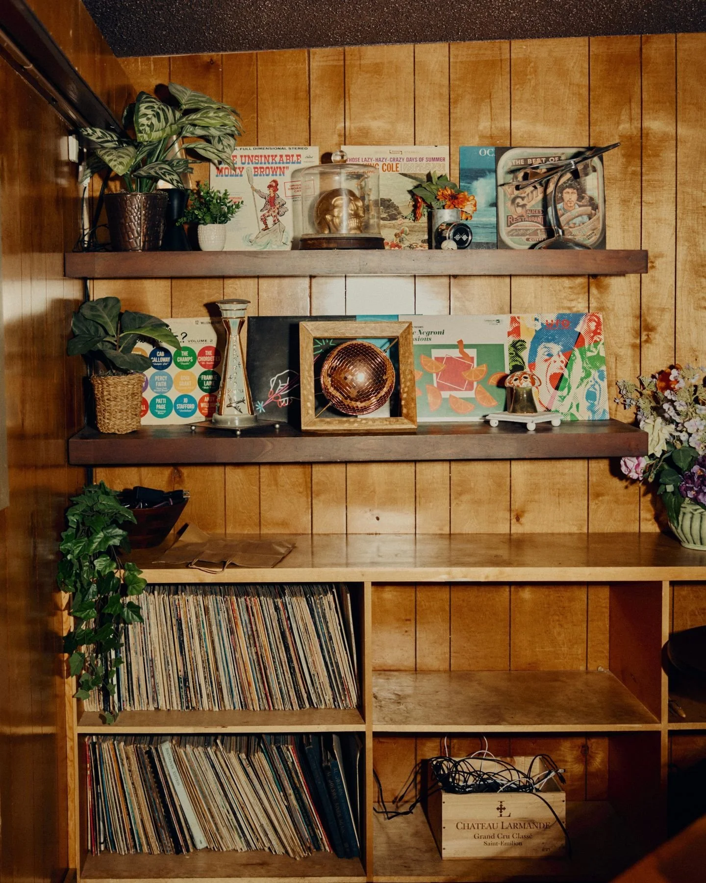 When desert aviation was booming, this room filled with sound. Live pianists, lounge vocalists, and late-night jazz shaped the atmosphere, while records kept the mood moving between sets.

It was the era of crooners like Frank Sinatra, the showmanshi