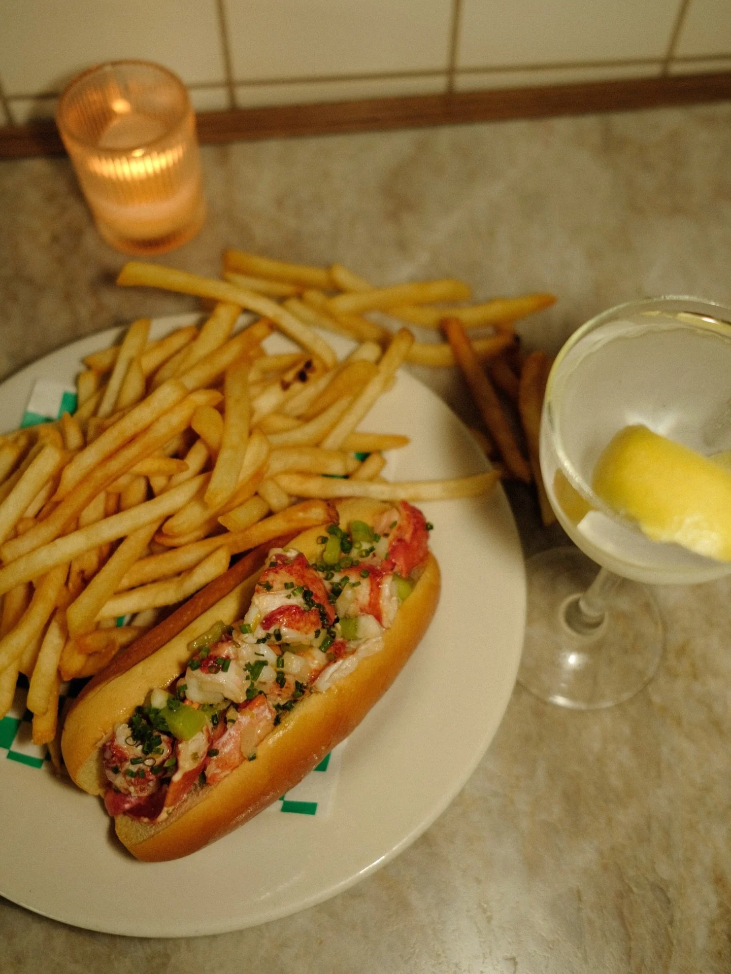 Introducing our Maine Lobster Roll w. ginger butter🦞

Served HOT with fries and an optional martini - although highly recommended 

🍸 $10 everyday until 6pm