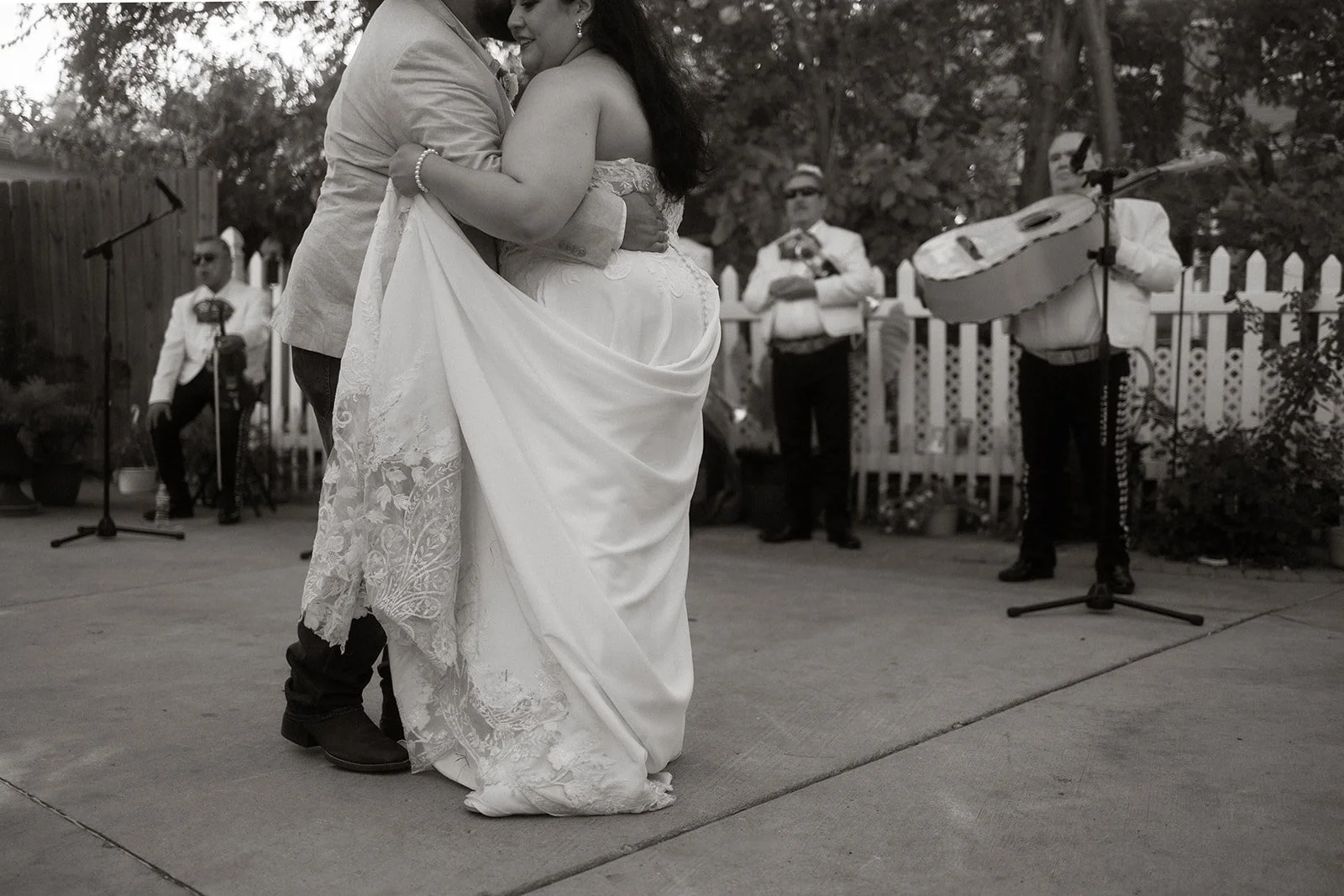 932A0056CASA-VIVI-AND-ERICK-CATHOLIC-LATINX-INTIMATE-WEDDING-CHICAGO-ILLINOIS-PHOTOGRAPHY-BY-MARIA-RIVERA_websize (1).jpg