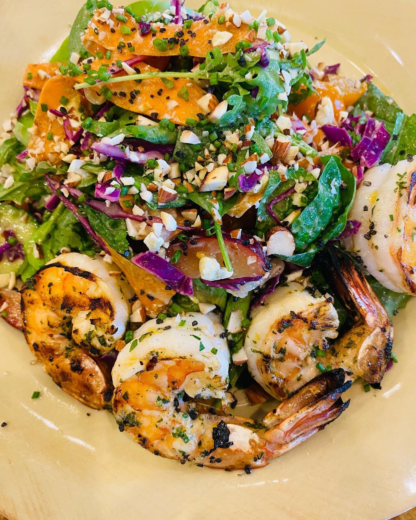 ✨Grilled Shrimp Salad ✨
Mix greens, purple cabbage, carrot ribbons, stone fruit, avocado, toasted almonds, citrus vinaigrette