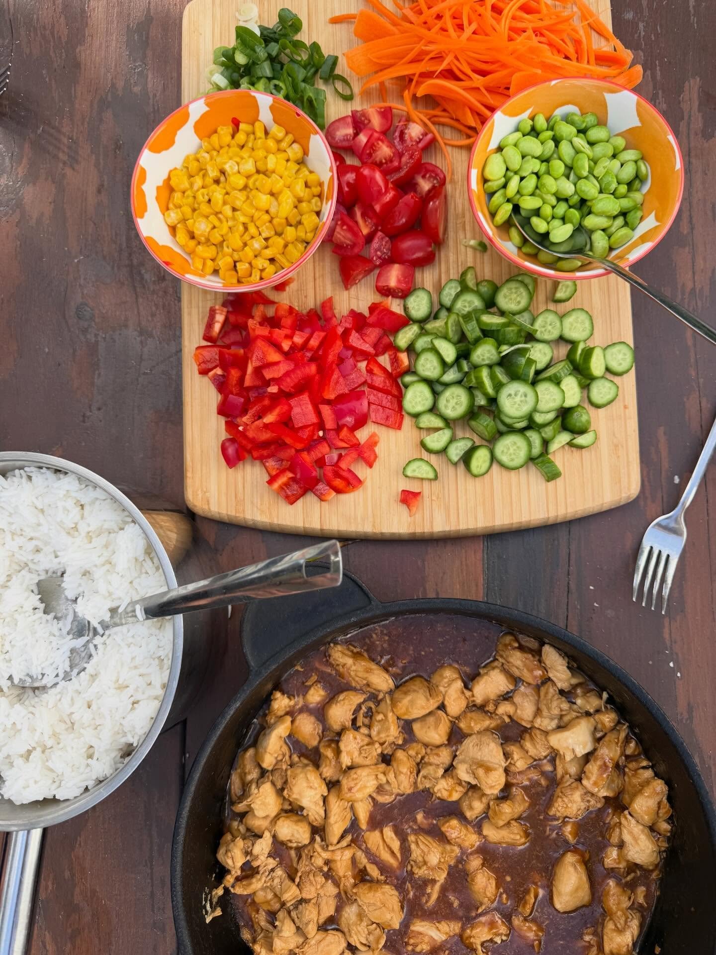 Teriyaki chicken bowls = one of our go-to quick dinners 🙌
These are enjoyed every time and the kids can build their own and add their own colour 🥕🥒🥦

This feeds our family of five with enough for one lunch the next day

What you need
	&bull;	2 cu