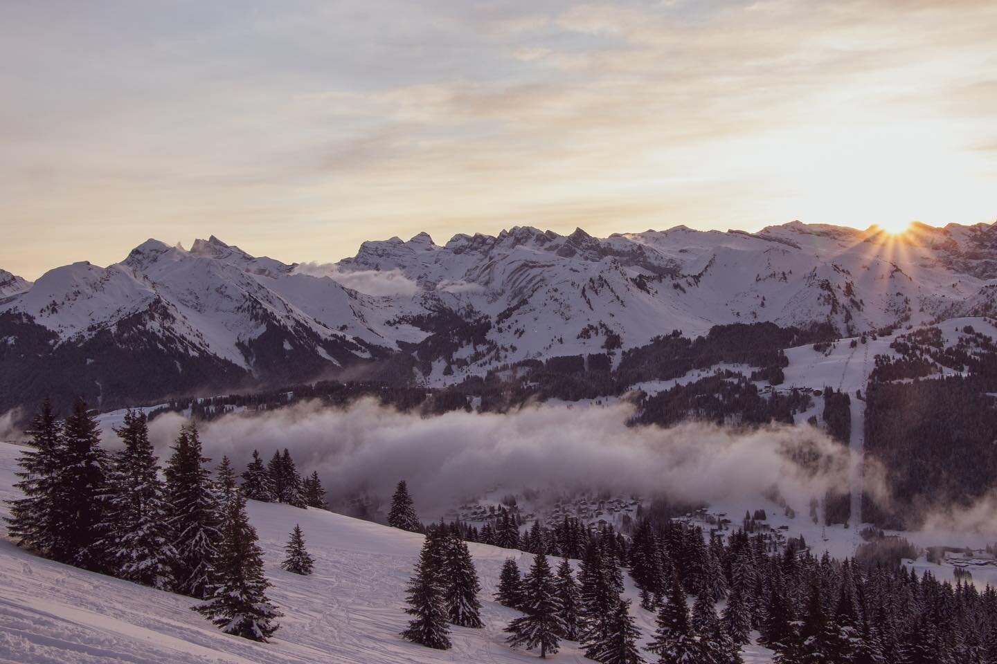 Getting up this weekend? Where&rsquo;s your favourite sunrise spot in the @portesdusoleil ?