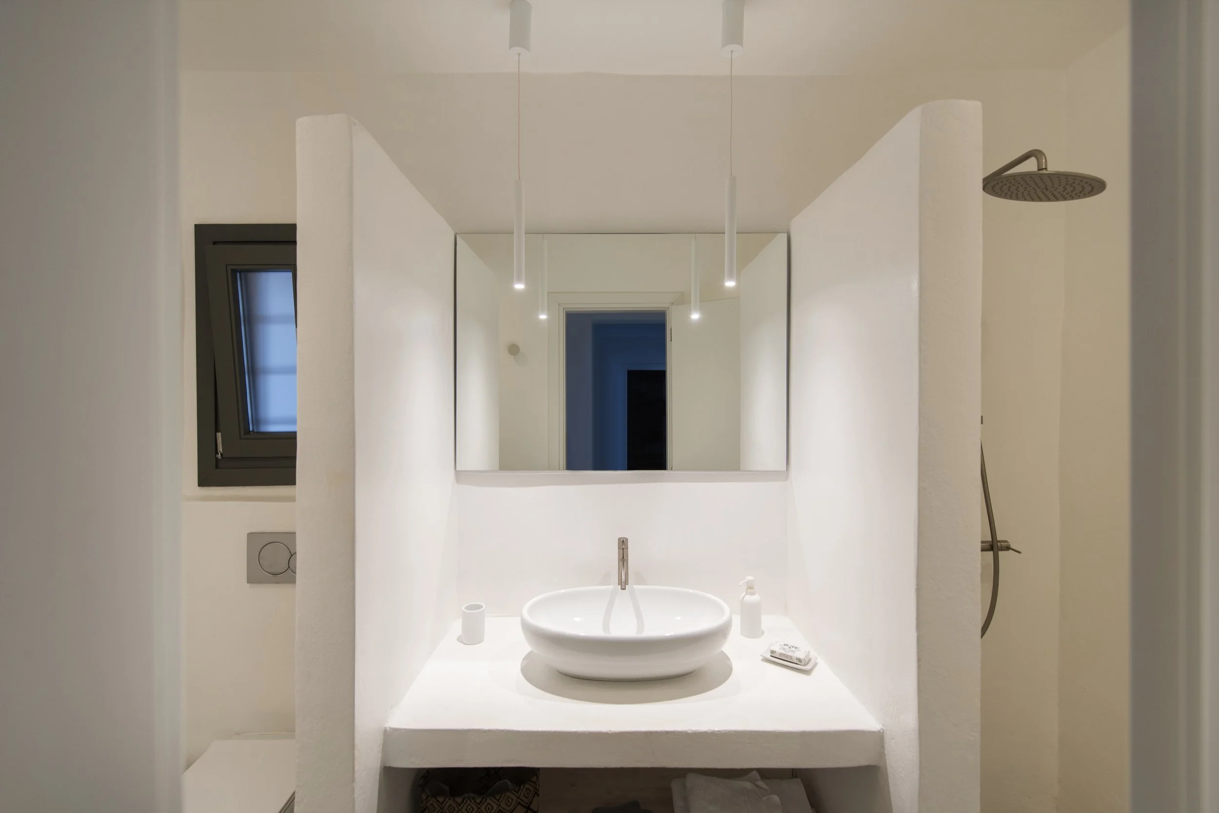 L0 bedroom 3-2.jpg