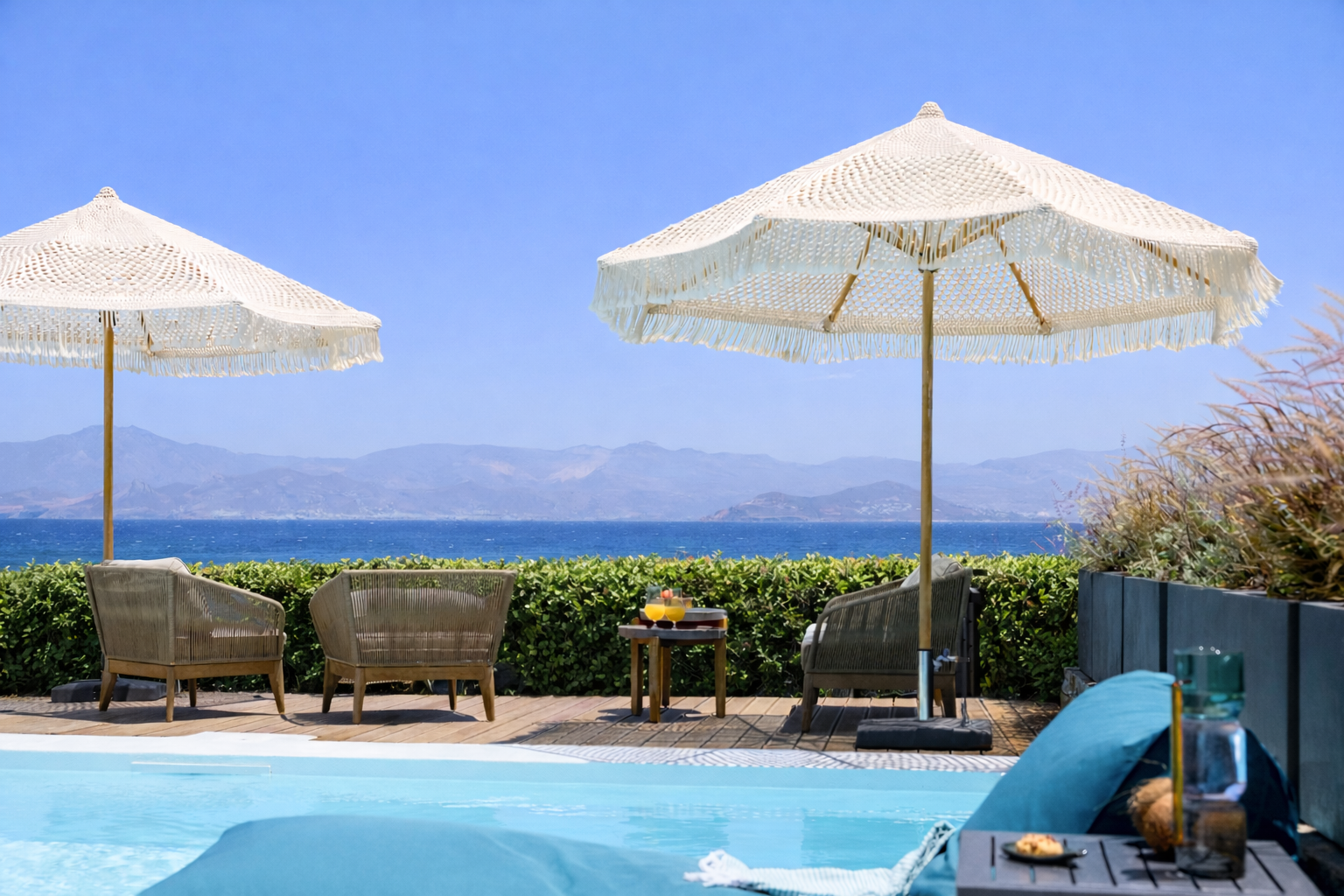 66 BLACK Zoom in deck sea view con siepe.png