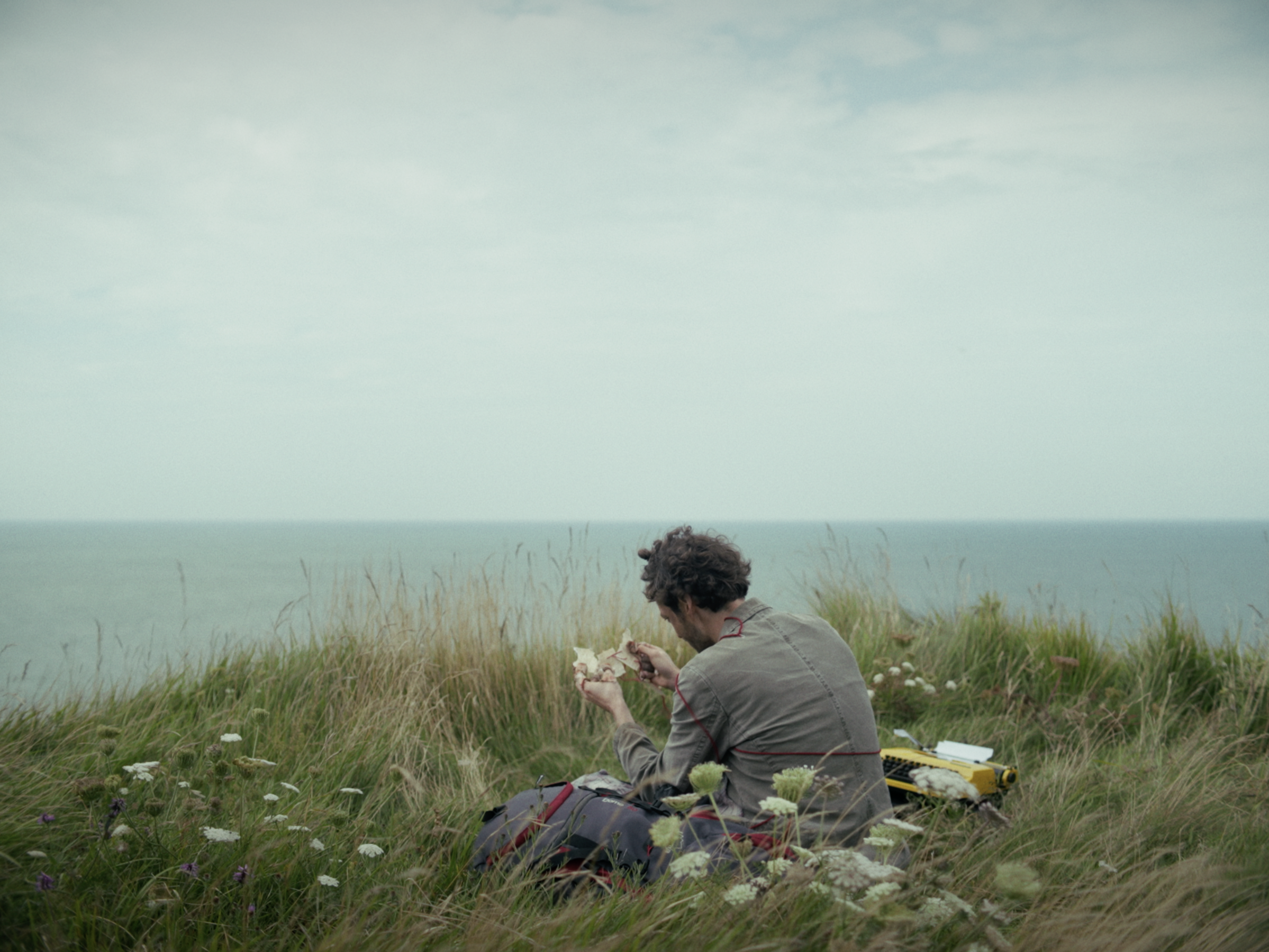 LA GRISAILLE AU BOUT DES DOIGTS, C'EST DE L'AMOUR AU BORD DES LÈVRES