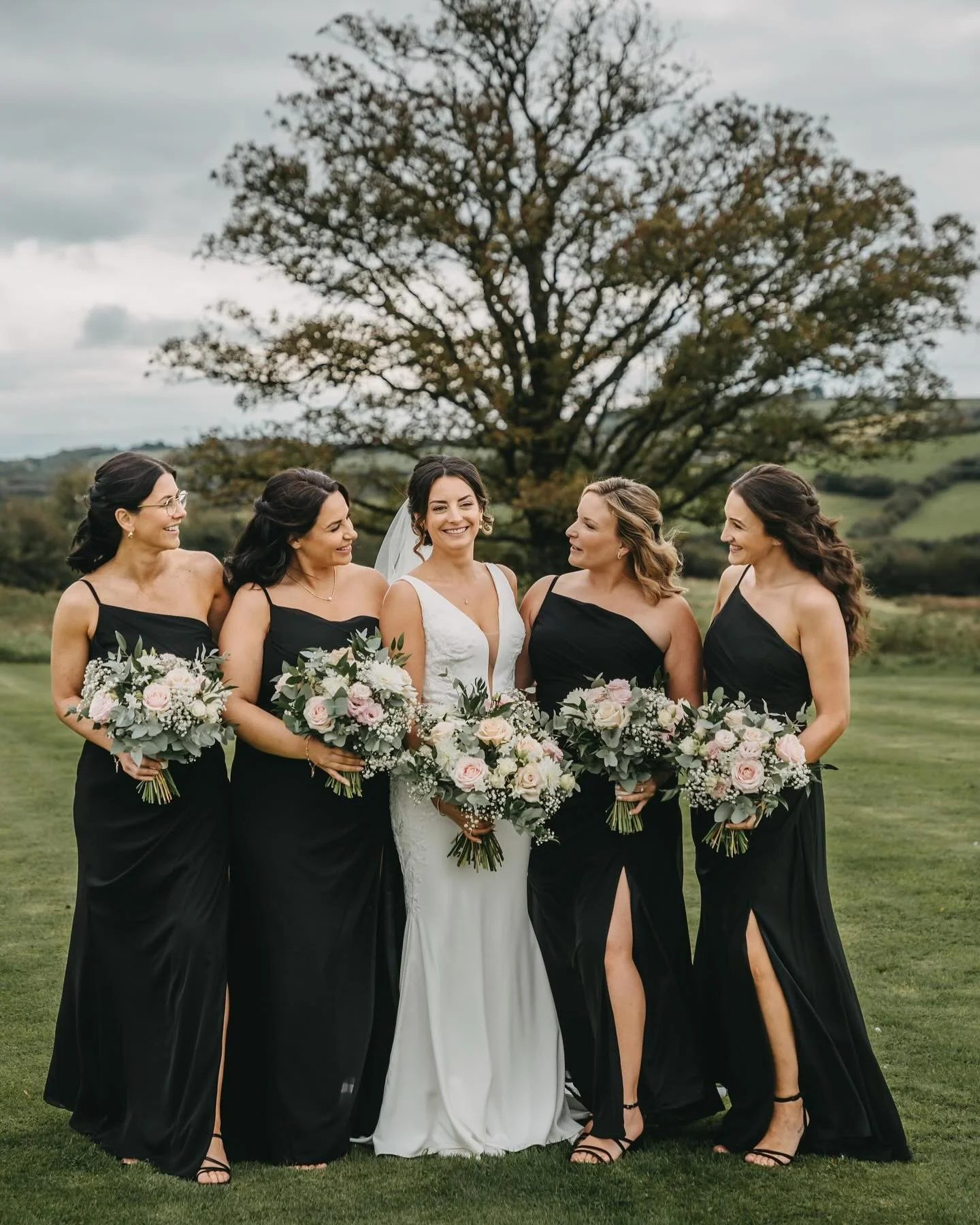 James & Abby πΈππ€2.10.24πΈπ π€married @avalen_weddings_cornwall , with @idofilmandphotos , gorgeous bouquets filled with scented Paper white  narcissus from the Isles of Scilly . Huge Congratulations to you both π€ππΈ X #weddingflowerscornwal