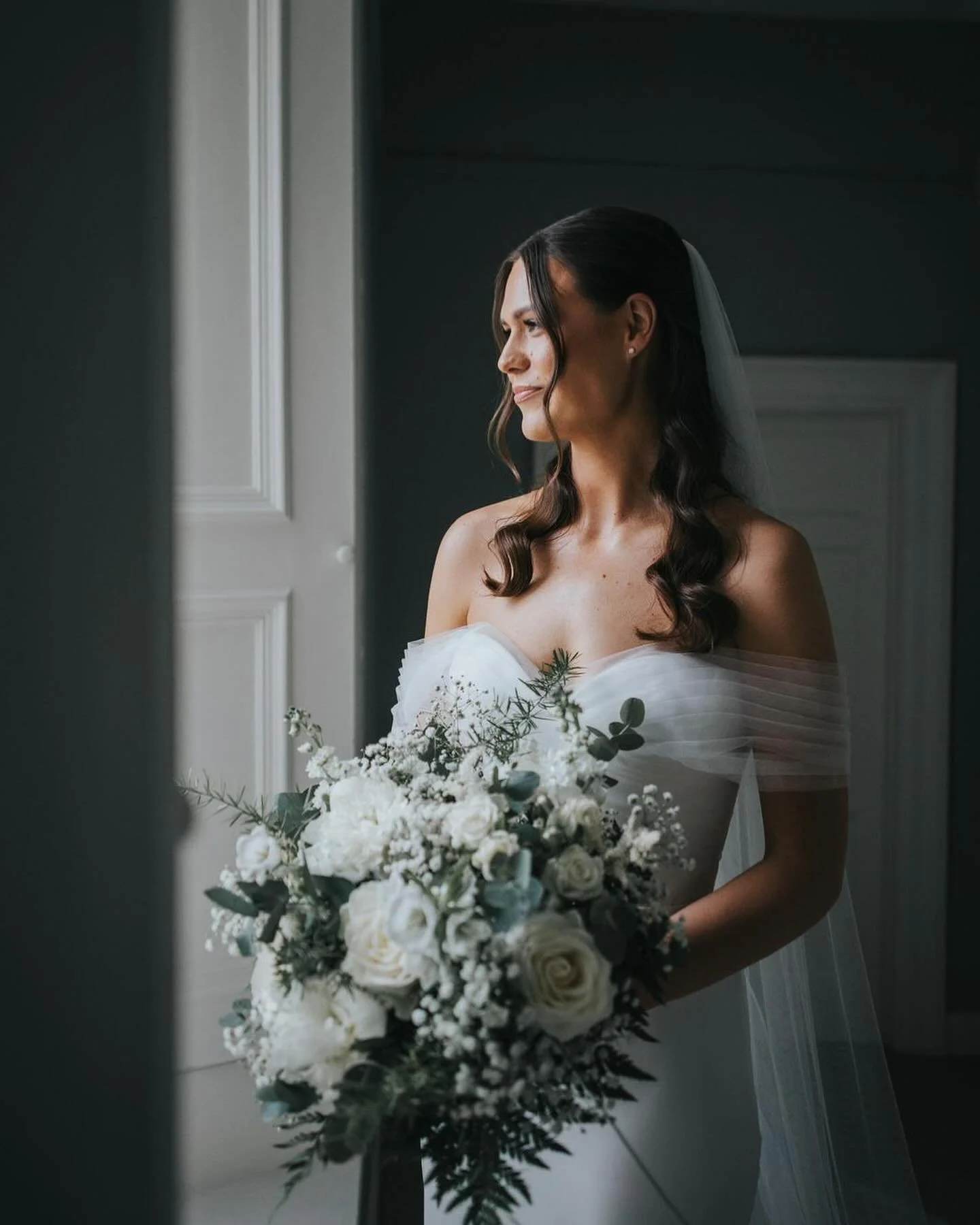 Jess & Jake π 25.5.24 πa beautiful wedding in the grounds of @trewornanmanor with @hatch_marquee_hire , thank you Jess for these stunning photos by @markshawphotos π#whiteandgreenweddingflowers #hanginginstallations #foliagelove #weddingflower