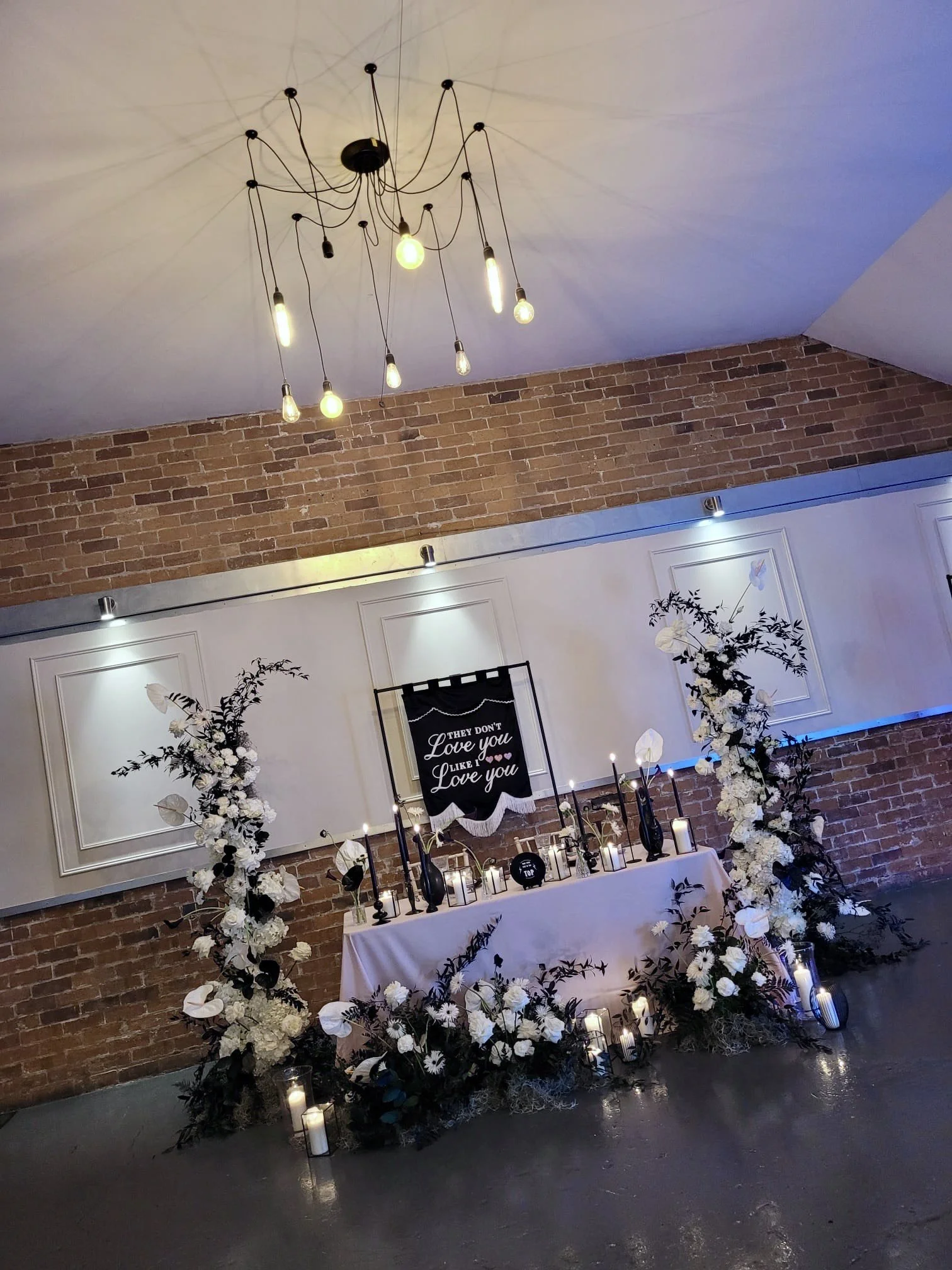 Monochrome sweetheart table styling