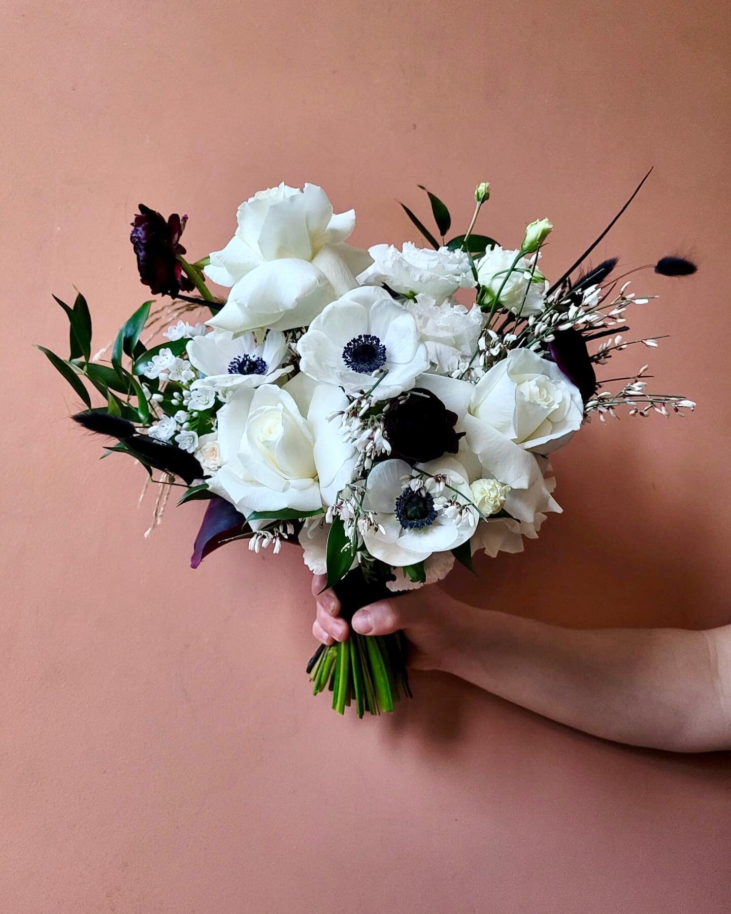 CLEAN &amp; CRISP bright white blooms, wIth minimal foliage &amp; touches of black for high contrast 🫧🐼

Also massed bud vases are an absolute VIBE for the registrar / top table 😍

For Natalie &amp; Oliver @thelakehousewaterloo x