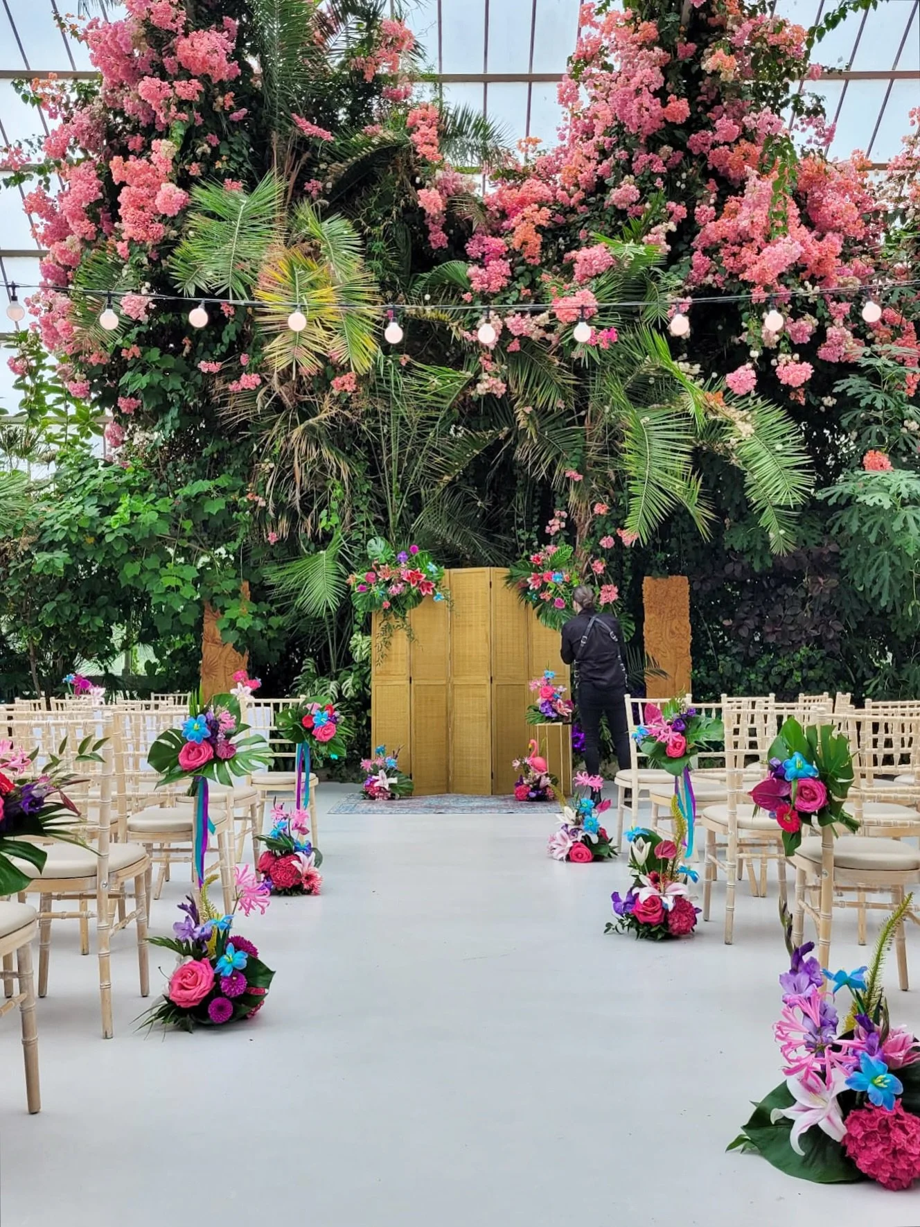 Bold tropicals @seftonparkpalmhouse for the coolest couple Phil &amp; Nim 🦩💒

Is there anything better than the palm house in full bloom?!

Spot the flamingos &amp; @rawphoto in action ✨