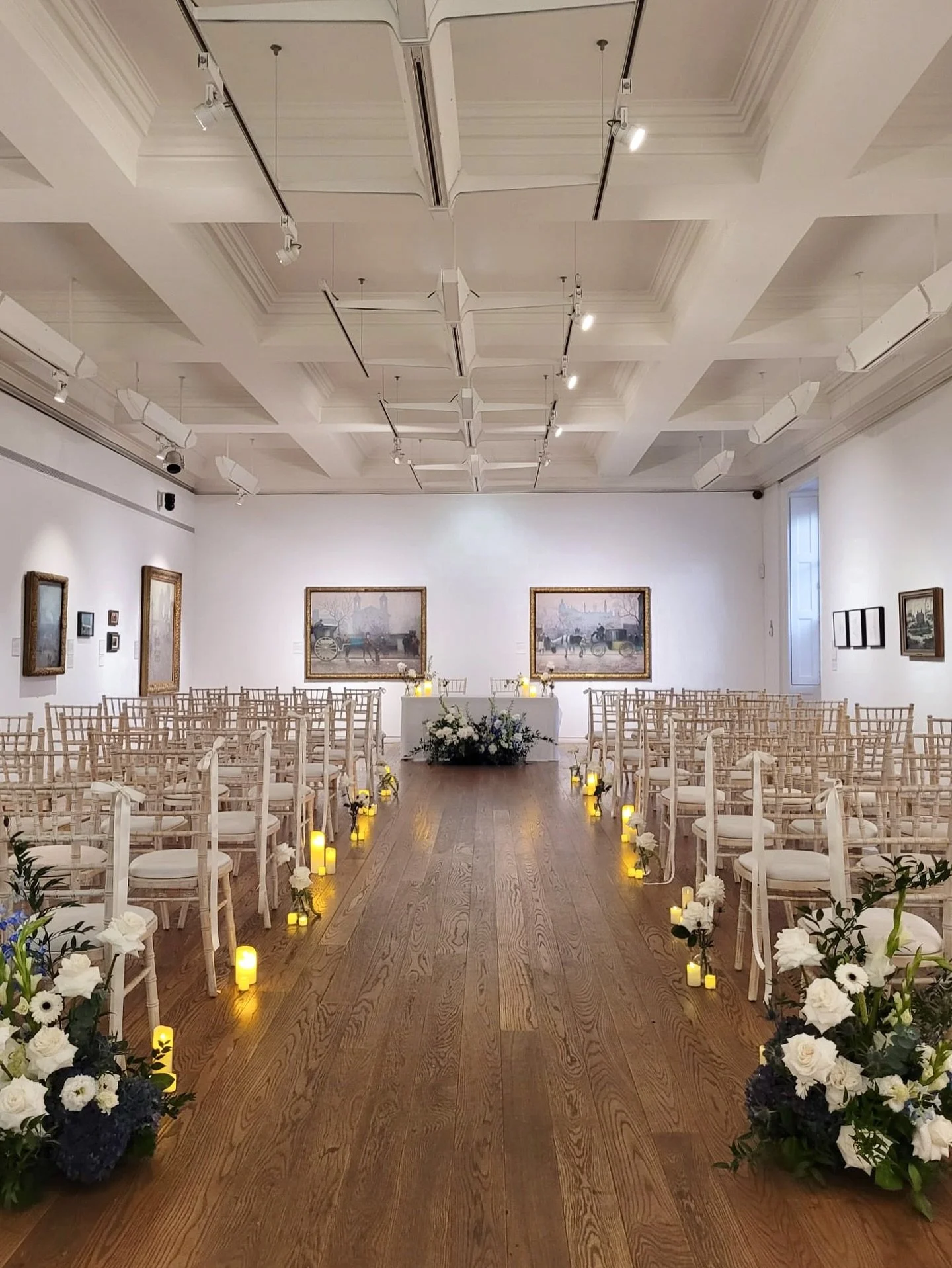 Getting married in a gallery - the ultimate chic city wedding ✔️

@mcrartgallery