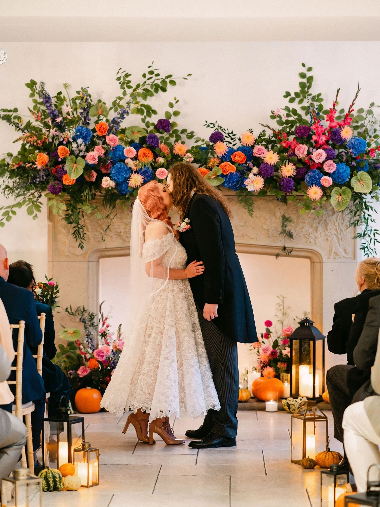 A statement ceremony backdrop @tyndwrhall captured perfectly by @jessicahopwoodphotography 😍

Only been 4 weeks &amp; LONGING for wedding season to start 💕