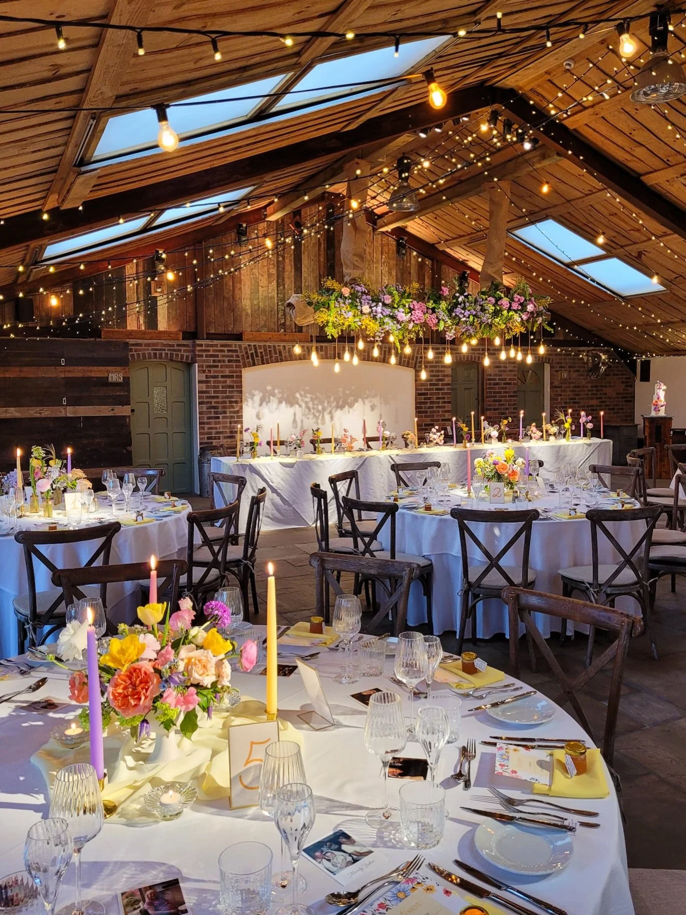 Joyous spring florals @owenhouseweddingbarn for Fiona &amp; Ian 🌼🌸

So much fun with the lemon napkins giving added impact &amp; tapers giving the tables that elegant height we loveeee! ✨

Cake: @lilacpigbakes 
Welcome sign &amp; selfie mirror: @su