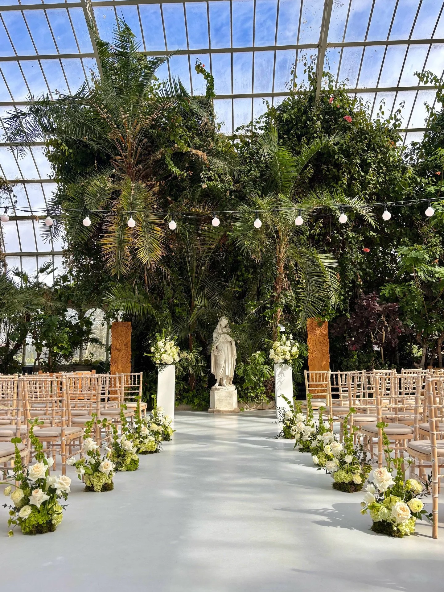 FRESH whites, creams &amp; greens for Alex &amp; Stuart&rsquo;s @seftonparkpalmhouse Spring wedding 🫧

Sculptural aisle meadows doubled as table centrepieces &amp; the ceremony plinths were moved to frame the cake table. Forever making your florals 