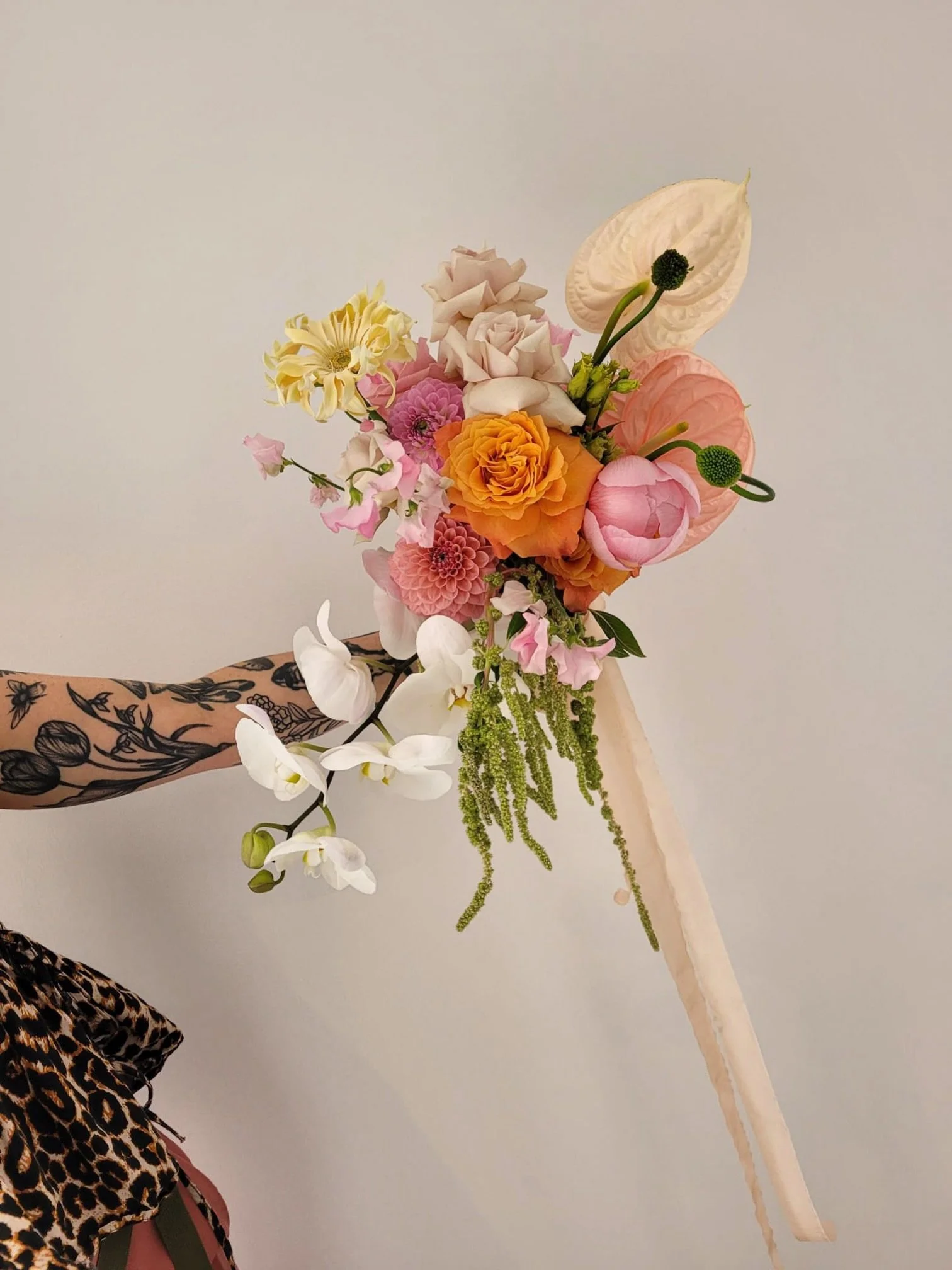 Yesterdays STUNNER @hopestreethtl modelled by our  ash @thewildonesflorals 🧡🤍🩷

2 gorgy set ups from the weekend to show off but currently mid house / studio move so bare with 🙊