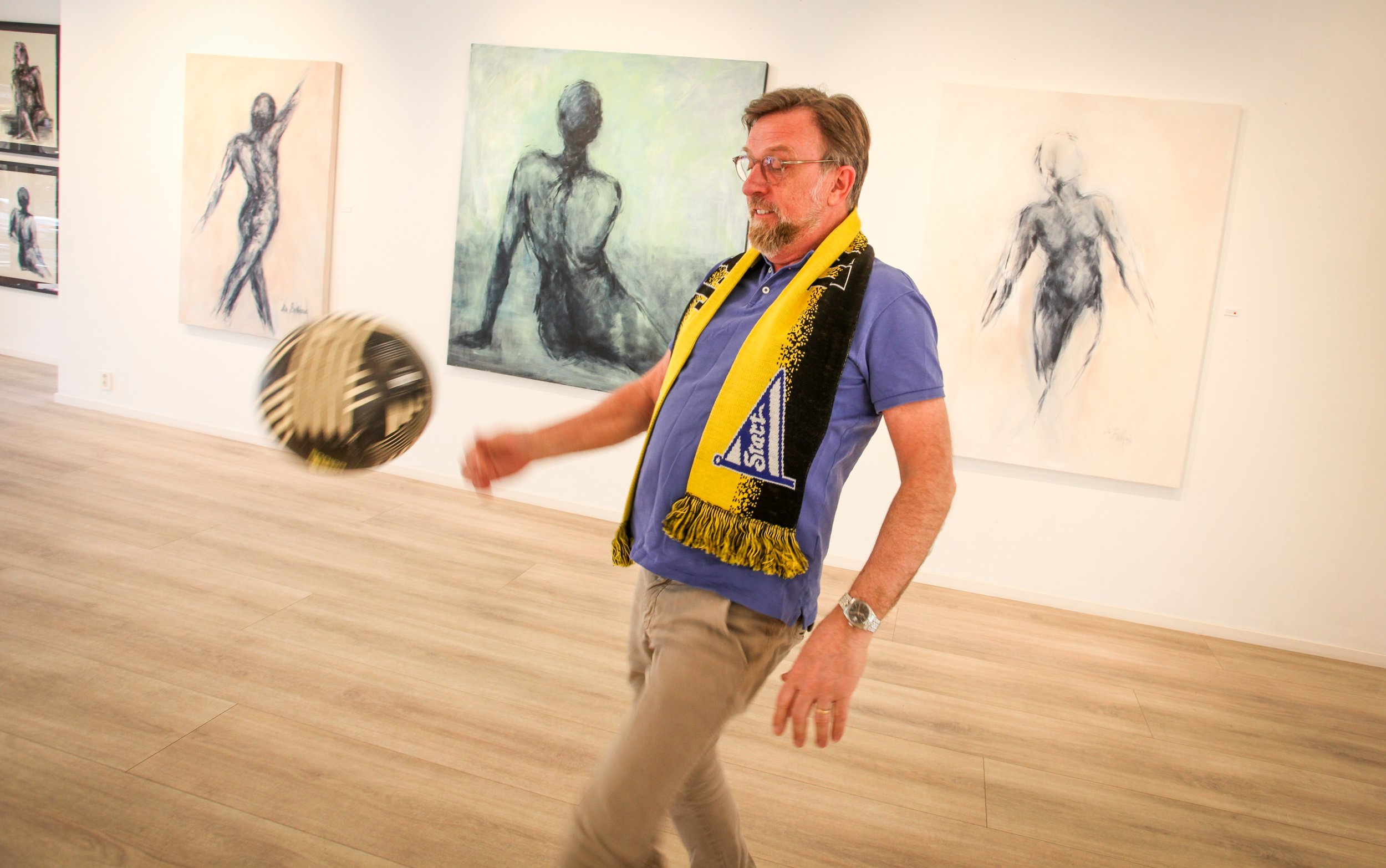 Galleristen som ser kunst i scoringer