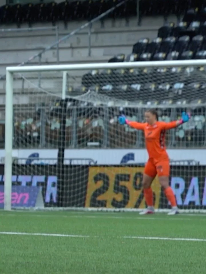 Denne strafferedningen fortjener faktisk 3 innlegg p&aring; rad!! 🥹💛 For en keeper vi har 💛🖤