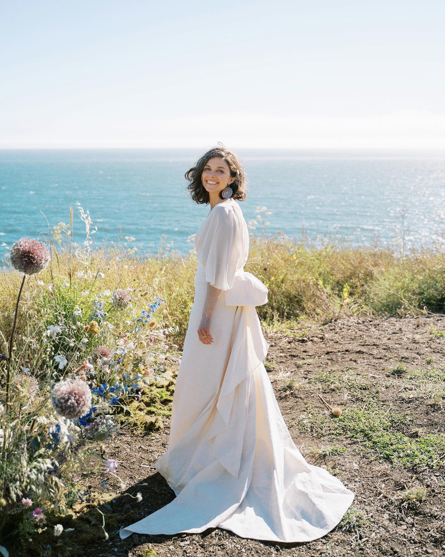 Channeling more weddings with the California coastline 🌊
Flowering for M+N with planning by @andrialeighevents @jessica_andrialeigh was a dream with the floral style I gravitate the most towards. You were just the sweetest and so easy to work with.
