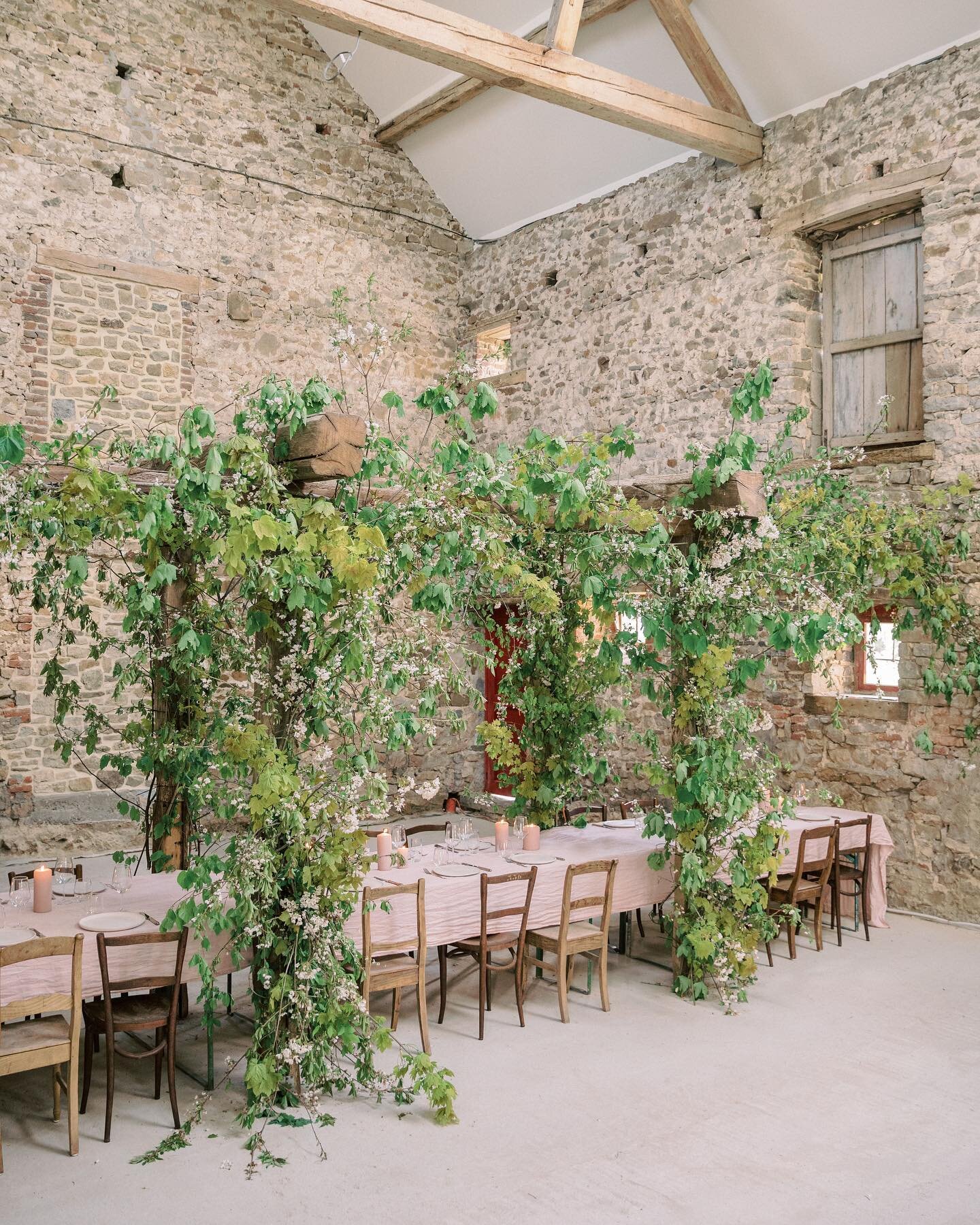 Thankful for a whole lot this year&hellip;.Happy Thanksgiving 🍁

Photographer @chymomore 
Workshop @fleuropean @hart_floral 

#belgium #liege #fleuropean #spring #fleuropeaninstall #dinnertable