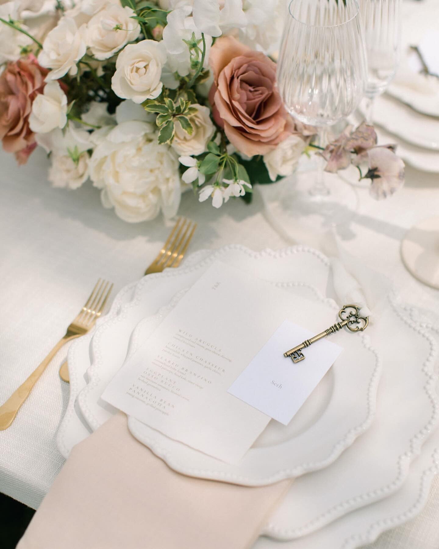 Whimsical and Romantic all wrapped up into one. 

Event planning &amp; design: @kasiaware 
Photographer: @madisonrosephoto 
Venue: @ruthvenparknhs 
Florist: @evyrosedesignco 
Stationery: @statuerue 
Rentals: @simplybeautifuldecor 

#kasiaware #eventp