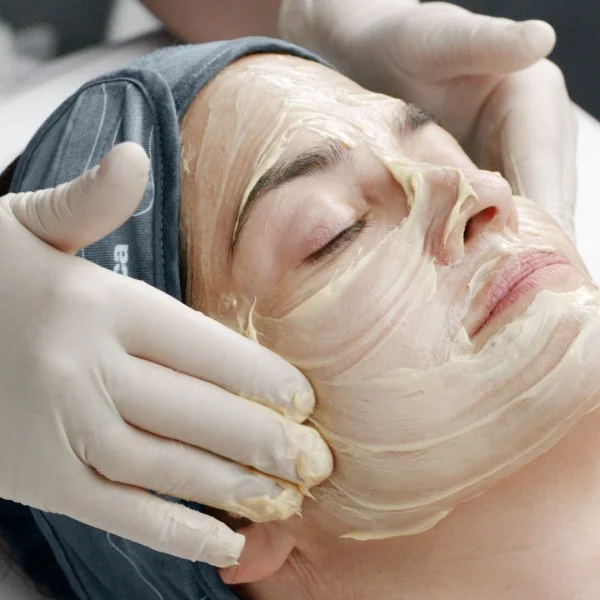 8x10_melanopro_peel_system_model_hero2-1-600x600.jpg
