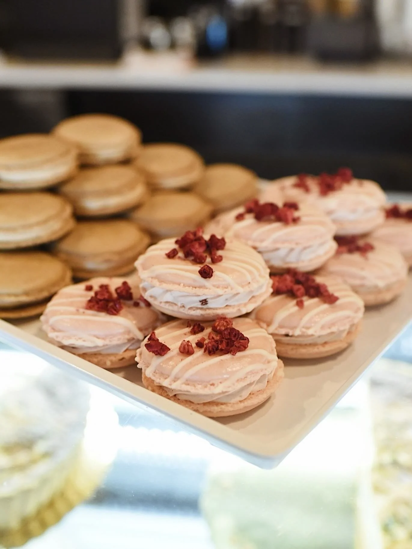 White Chocolate & Raspberry - a duo we will always love (especially in Macaron form) ๐ 
#lynchburgva #lynchburgbakery #lyhlovesyou #flourdistrictva #flourdistrict #coffee #latte #lynchburgcoffee #supportlocal #macaron