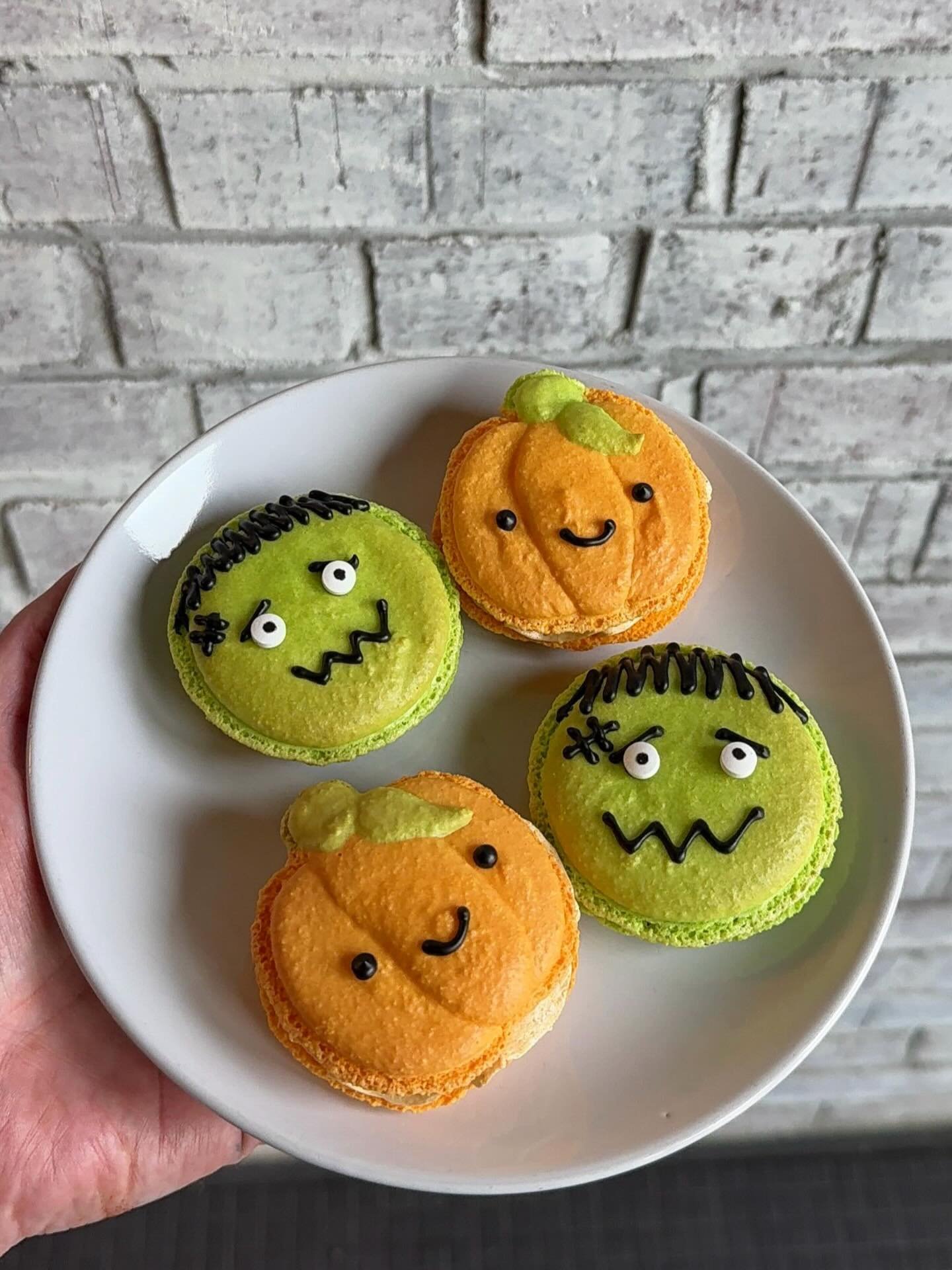 It&rsquo;s starting to feel like Halloween around here with these pumpkin spice &amp; chocolate mint macarons! Swing by the caf&eacute; this week to scoop up some festive goodies and seasonal drinks! 🧟&zwj;♂️🎃👻

#lynchburgva #lynchburgbakery #lyhl