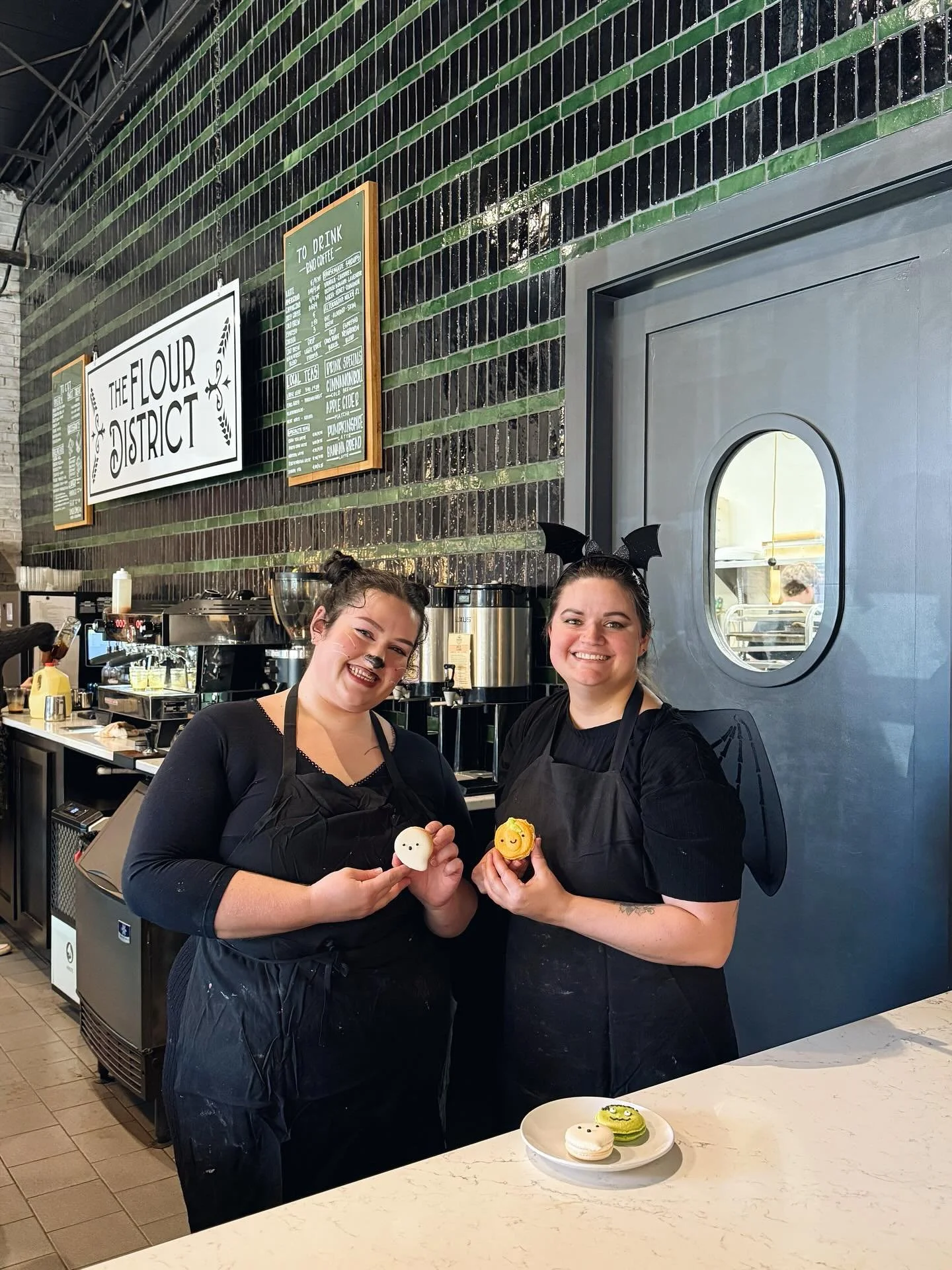 You&rsquo;ve heard of lions, tigers &amp; bears oh my - but have you heard of cats, bats &amp; macarons 🐈&zwj;⬛🦇🎃

#lynchburgva #lynchburgbakery #lyhlovesyou #flourdistrictva #flourdistrict #coffee #latte #lynchburgcoffee #supportlocal #macarons