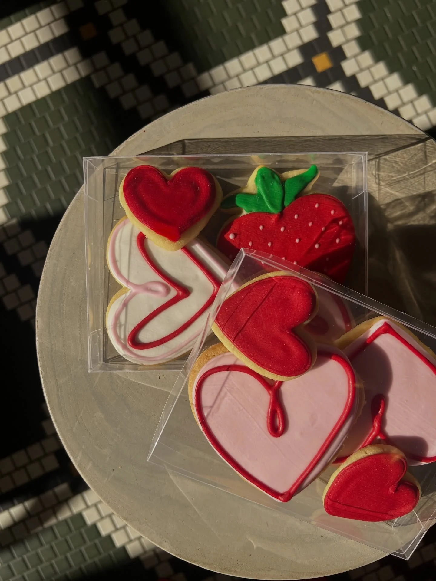 It&rsquo;s almost that time 💌💘✨
Valentine&rsquo;s Day treats available Friday &amp; Saturday, first come first serve. From mini cakes, sugar cookies, macarons &amp; more - there is something for everyone!