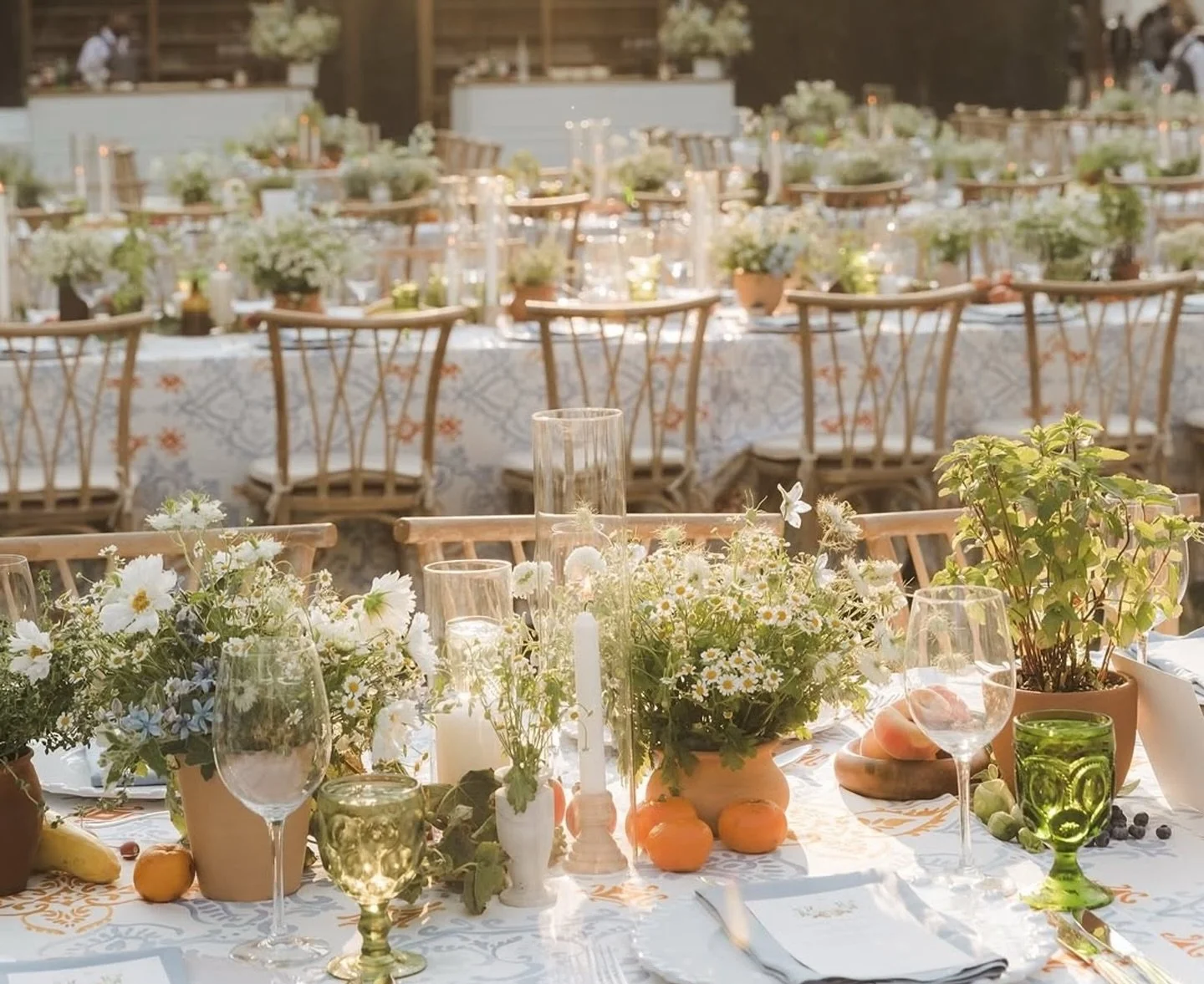 Table in Bloom &ndash; Spring Villa 🌼
Join creative director and former floral and event designer at the Inn at Little Washington, Jon-Logan Jones, in The Flour District&rsquo;s Atrium for a hands-on workshop blending florals, food, and tablescape d