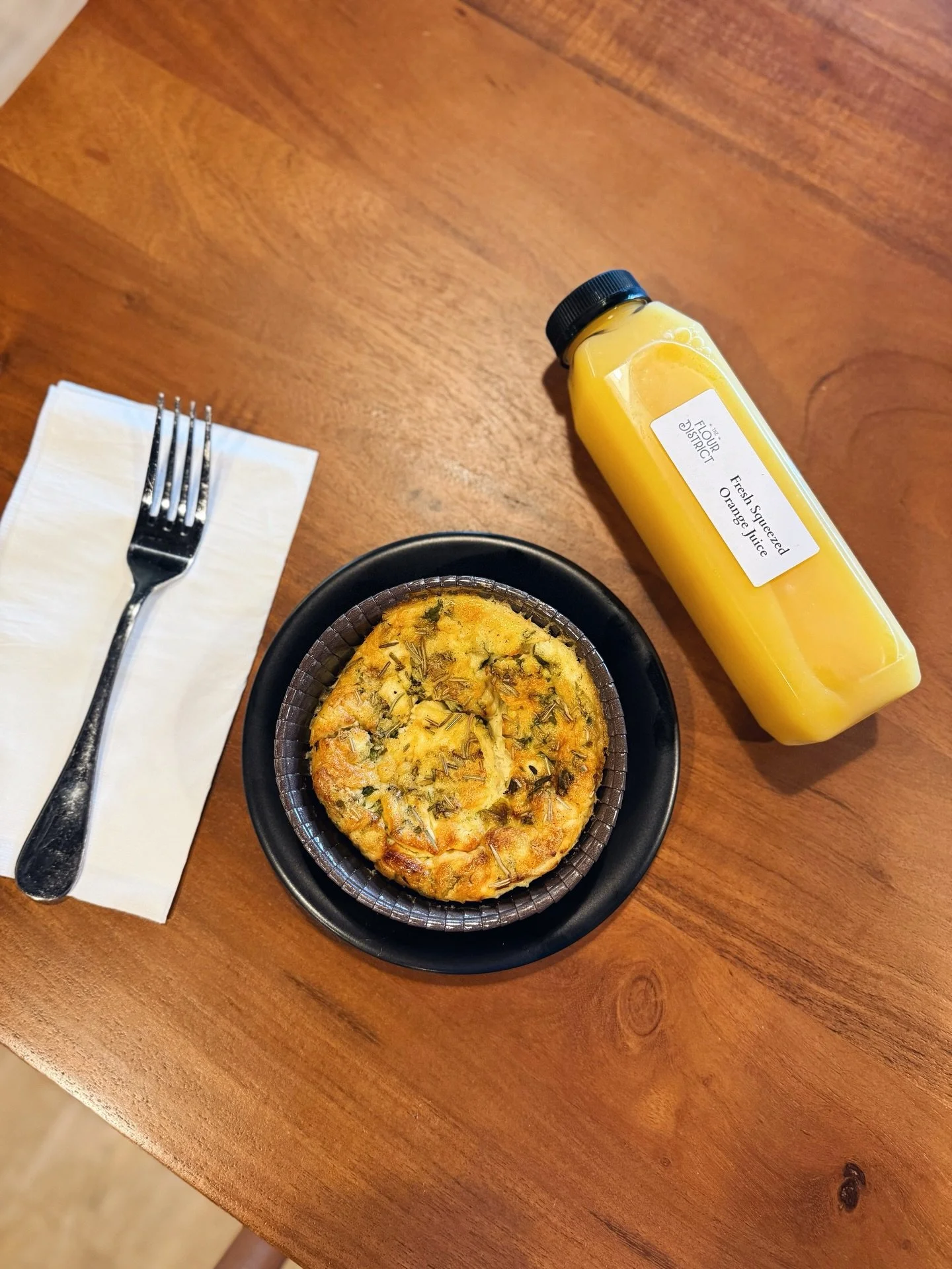 Happy Sunday friends! Come see us on this beautiful spring day - the patio is open for some slow Sunday morning hangs ☀️