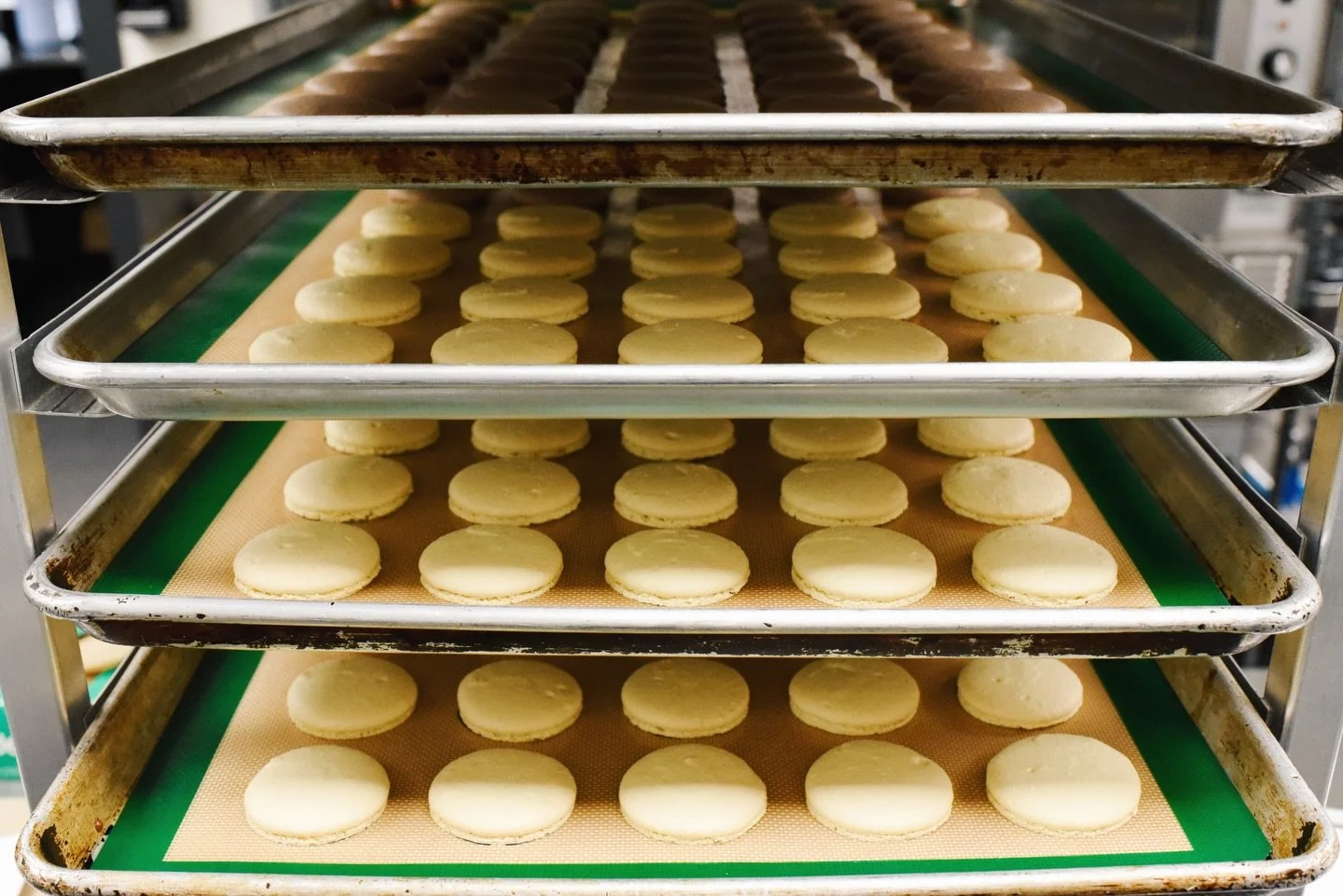 Peanut butter &amp; banana macarons and chocolate macarons this week! Can&rsquo;t get better than this 🍌🍫