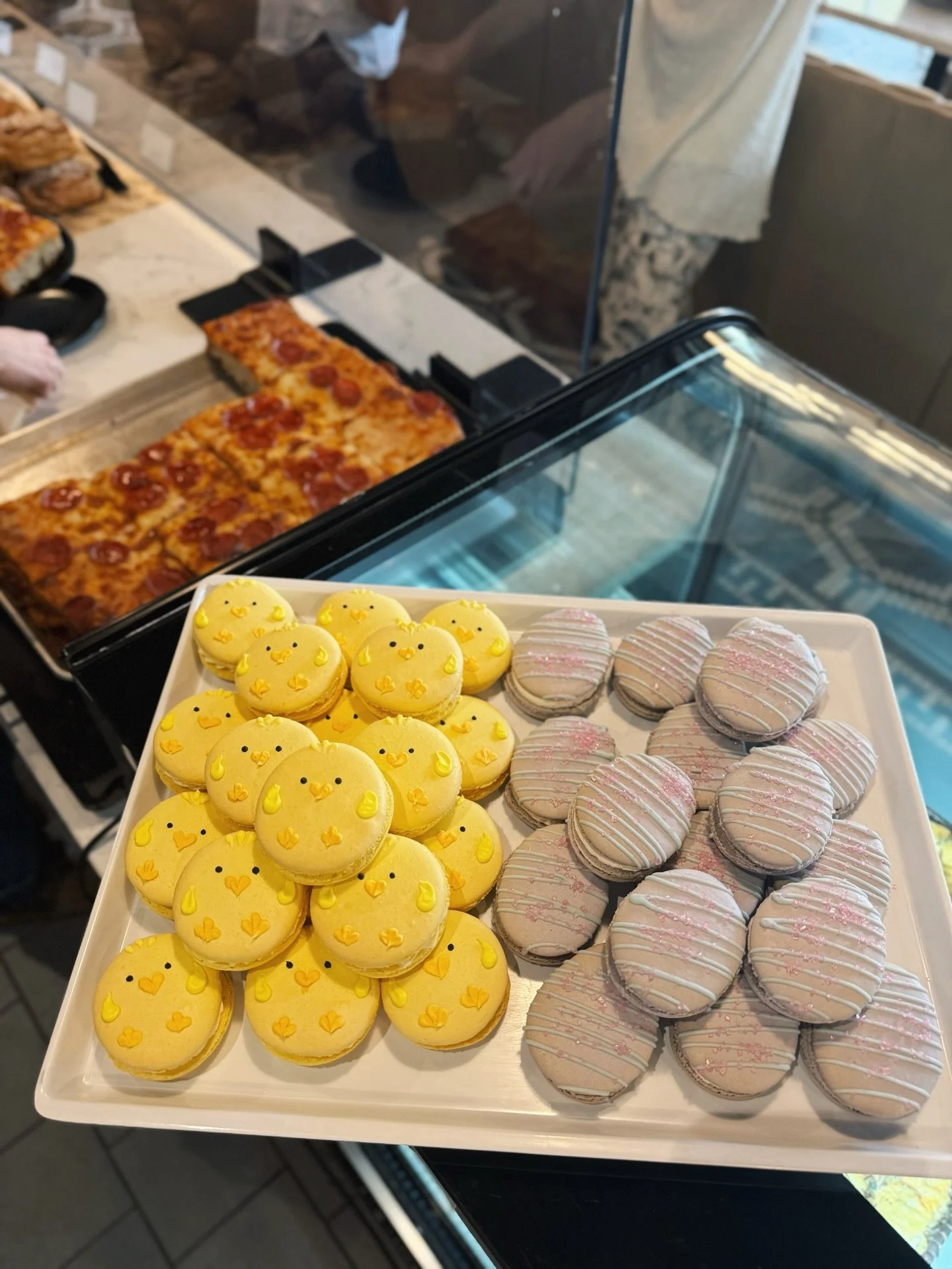 Cute festive macarons 🤝 Caroline