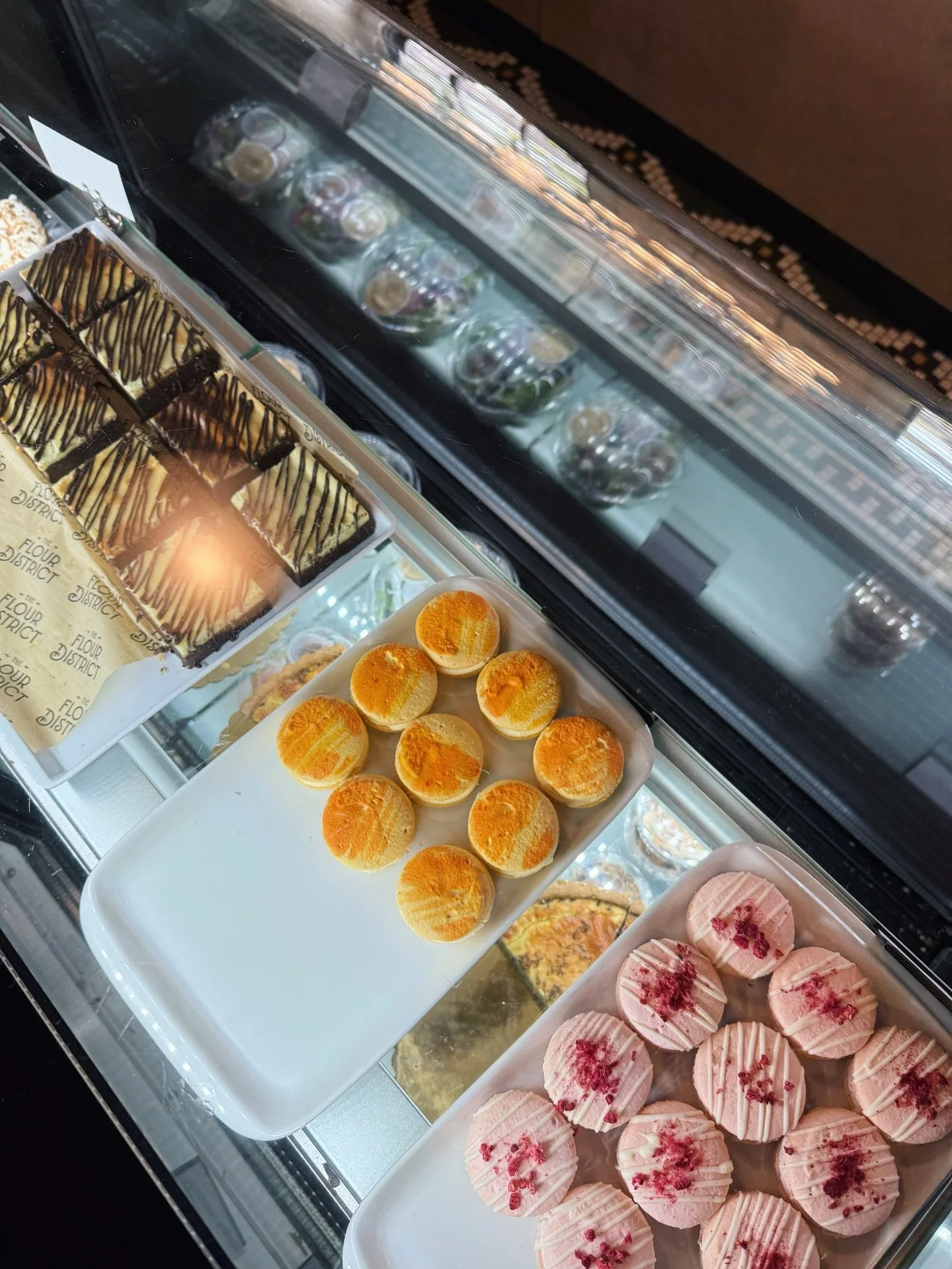 Macarons of the week: Mango &amp; Raspberry White Chocolate (gf of course) 🧡💖