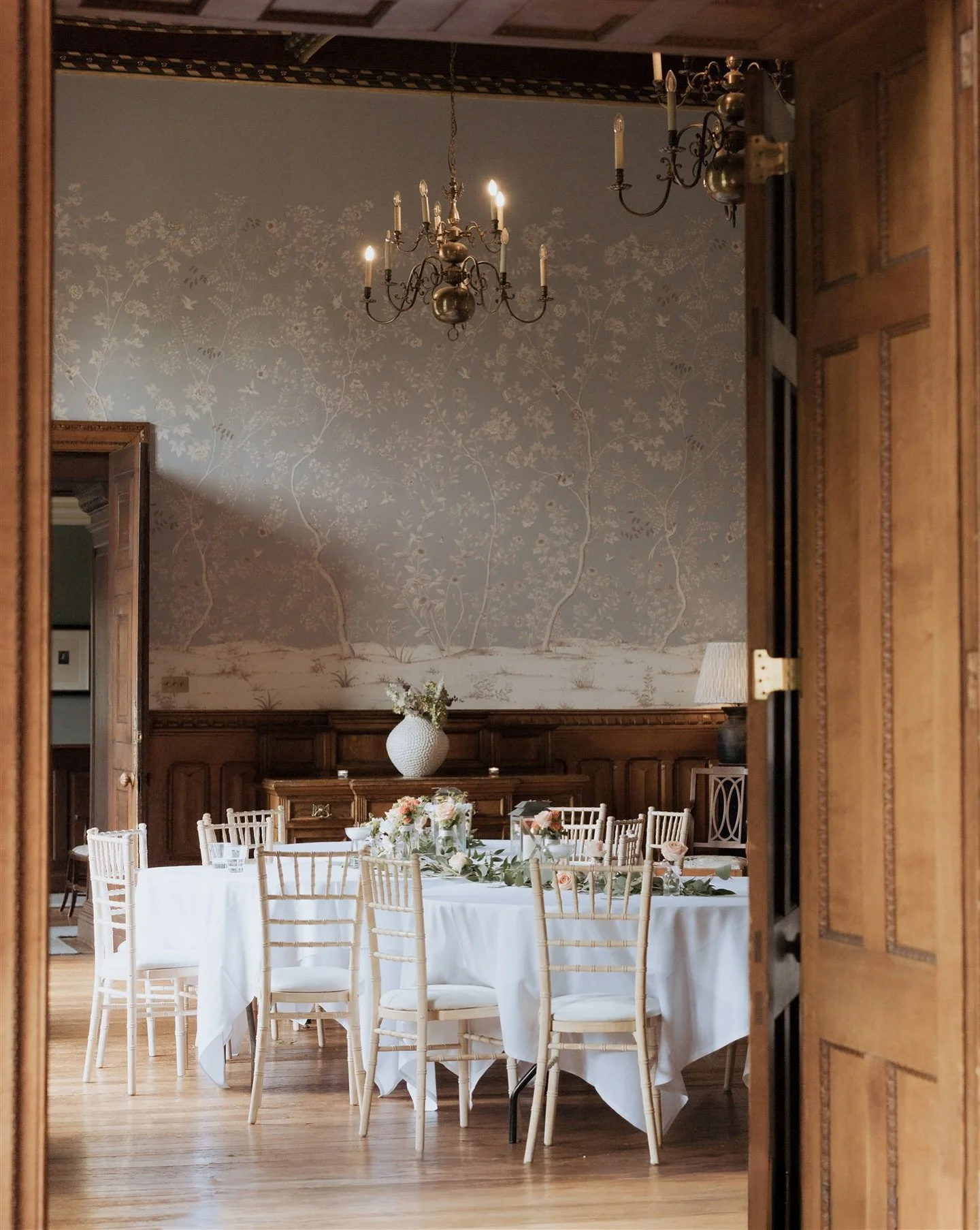 Stepping into a room filled with love and delicate details 🤍
Every little touch, from the soft florals to the timeless tablescape, tells part of the story. It’s these quiet moments of design and atmosphere that set the scene for the celebrati