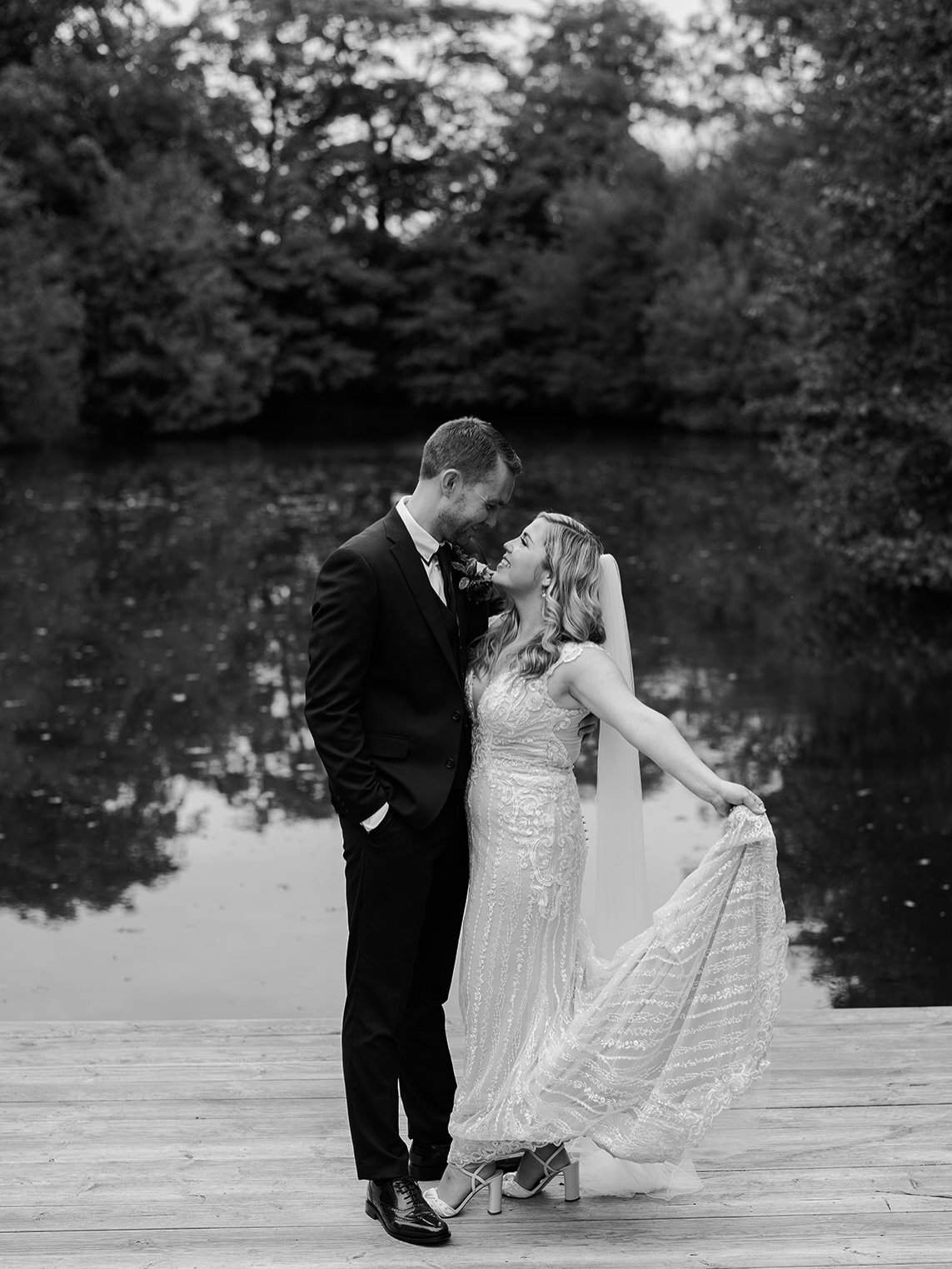 Timeless editorial wedding photography 🤍
Still obsessed with these soft, romantic moments from a beautiful wedding at Styal Lodge in Manchester, the kind of imagery that feels quietly luxurious and never goes out of style.

This black-and-white port