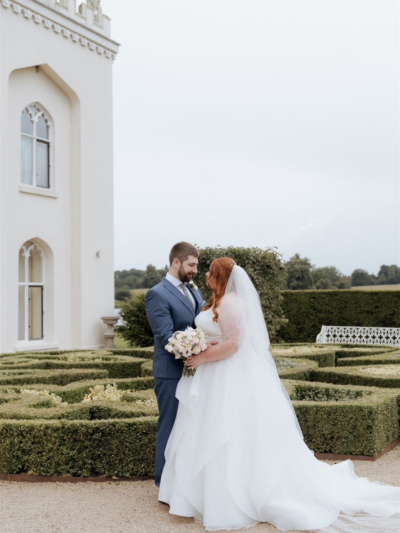Modern romance at Combermere Abbey 🤍
Soft gardens, quiet moments, and that effortless kind of elegance that never dates.

This is how I love weddings to feel, relaxed, refined, and beautifully unforced.

If you&rsquo;re planning a 2026 or 2027 celeb