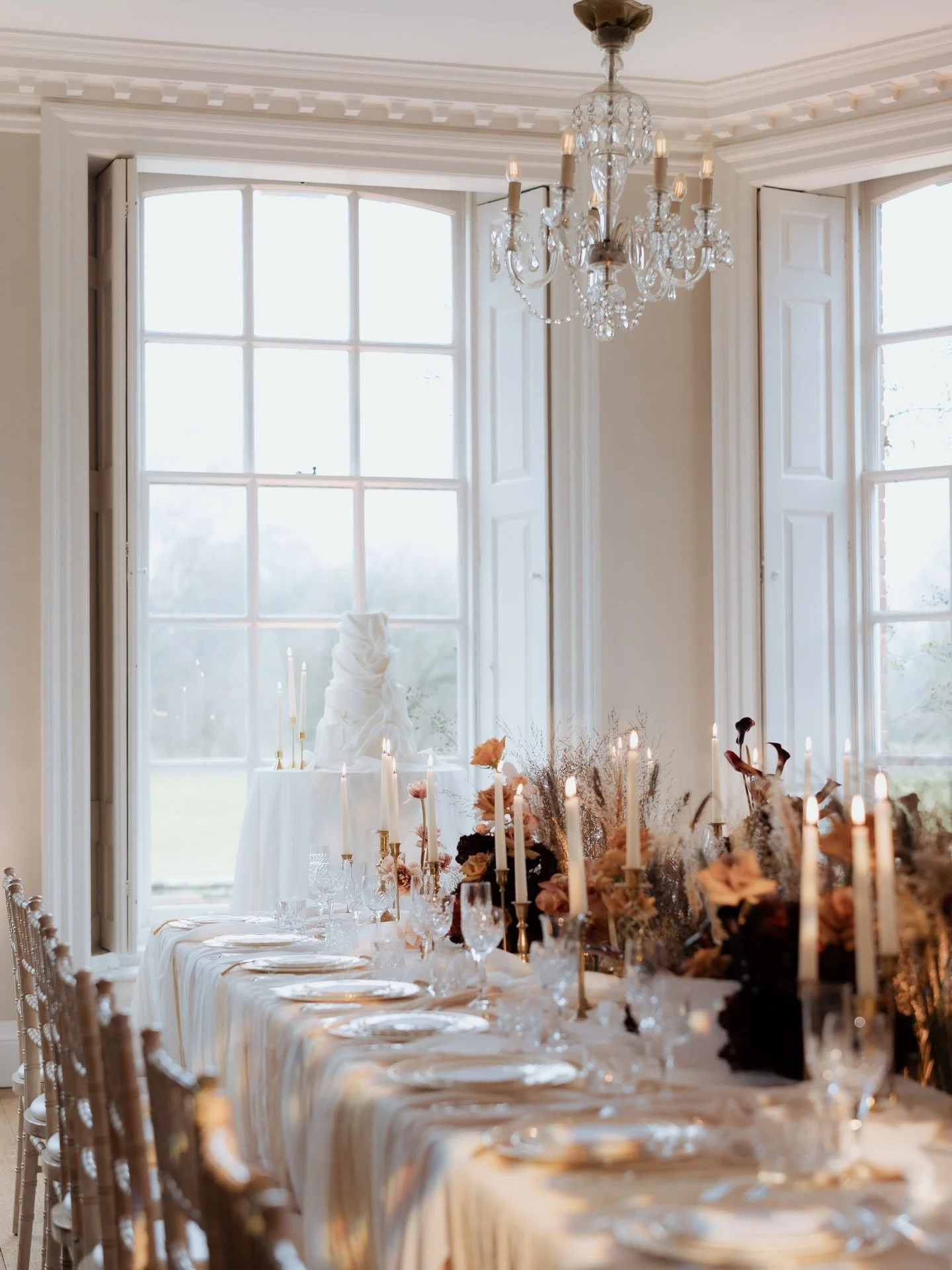 Drawn to tables that feel softly lit, intentional, and quietly romantic.

Iscoyd Park, always.

Photographer: @cleostellaphotography 
@opulence_by_opal 
@thebloomeditnantwich 
@paperlaceinvites
@uniqueyourwedding 
@sayoui.co.uk 
@clink.crystalware 
@
