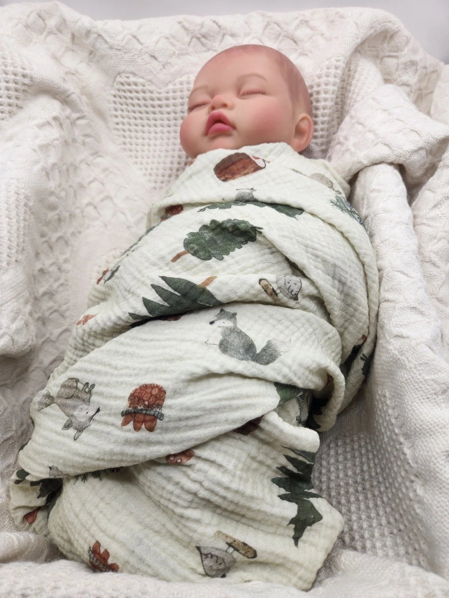 Green_forest_animals_crib.jpg