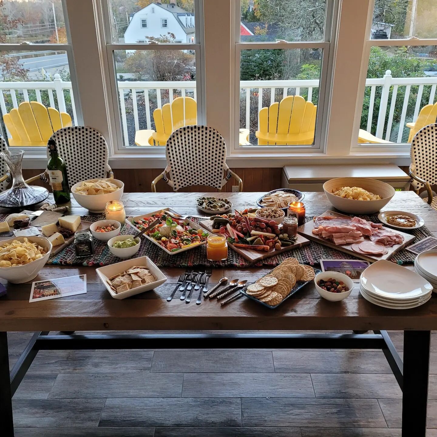 I know where our Holiday Party will be! 

Yes it's coming up fast so book soon! 

We have an in-house Hostess with the Mostess ( @vivaciousliving ) who would love to help curate your next gathering.

#houseentertaining #entertaining #vacationrental #