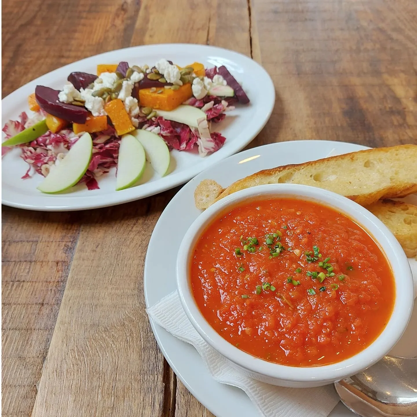 Steps away from The Oaks is the famed @seaside_shanty where lunch decisions are hard to make but never disappoint.

#luxuryrental #vacationrental #novascotiavacationrental #novascotia #local #food #foodstagram #theoaksseasideretreat #nsstaycation2023