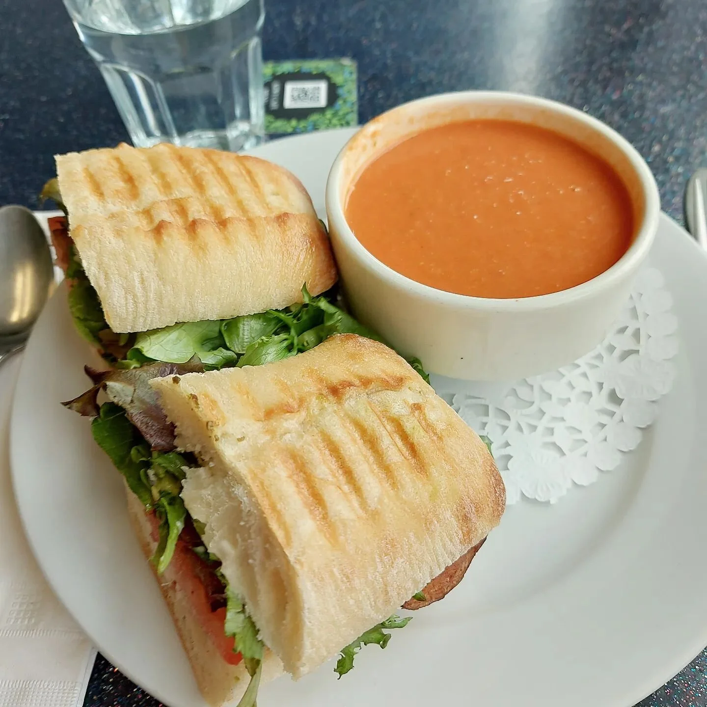 The patio is open and lunch is served at local @thekiwicafe one of our favorite places for lunch.

#local #kiwicafe #Chester #novascotia #novascotiavacationrental
#lunch