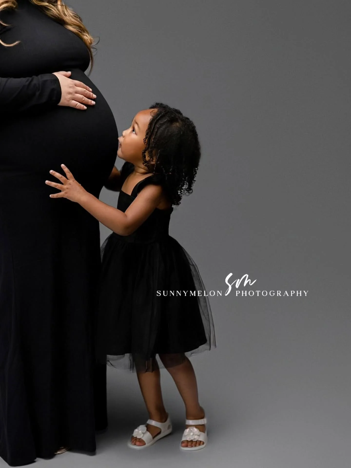 It's so adorable when the family joins in, I love the connection shared. 
.
www.sunnymelon.com
.
.
#pdxphotographer #portlandphotographer #pdxmaternityphotographer #fineartmaternity #pdx #portlandbaby #portlandbabyphotographer #portlandmaternityphoto